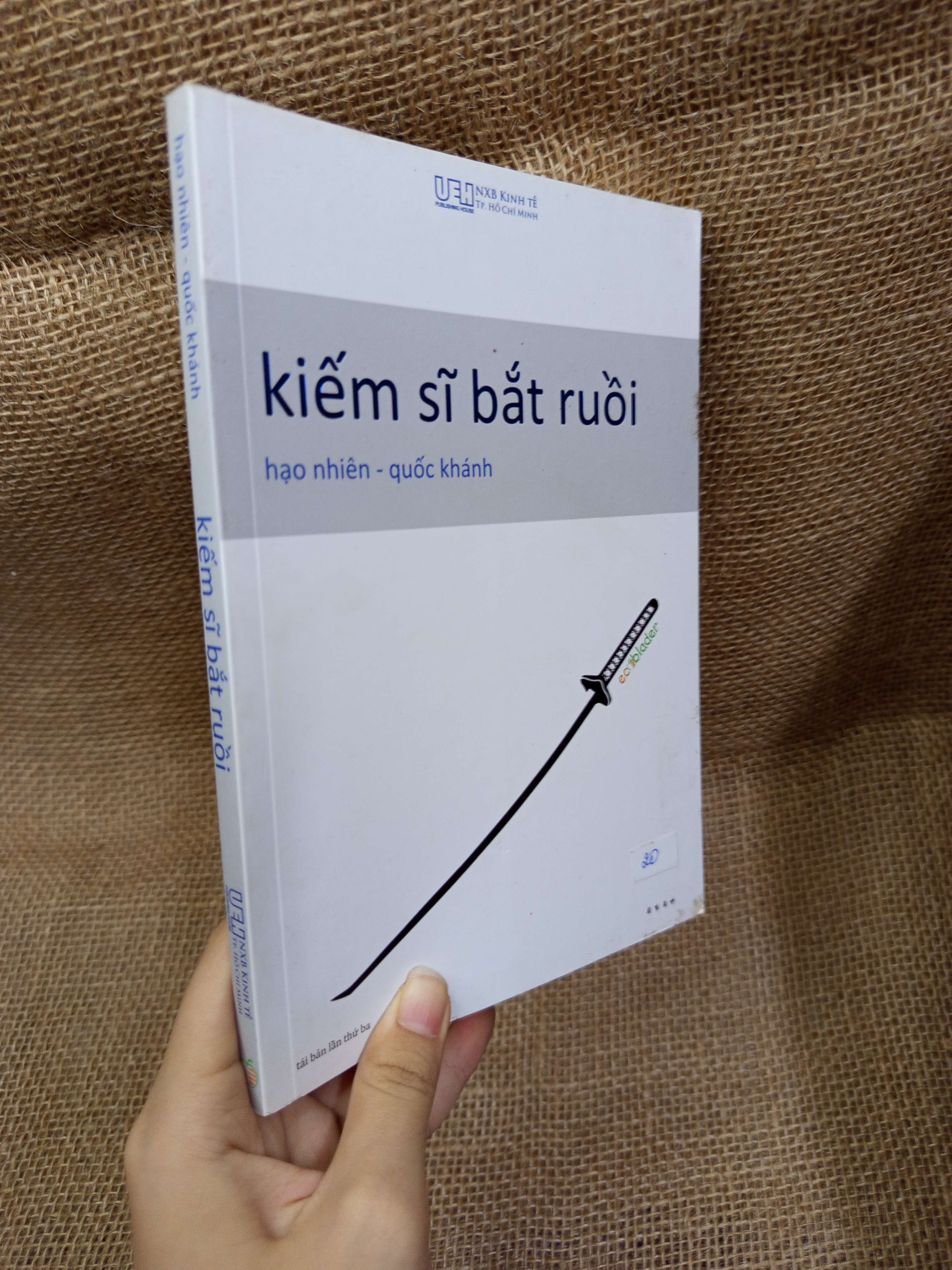 Kiếm sĩ bắt ruồi - Hạo Nhiên, Quốc Khánh 2017 mới 80% bẩn bìa, ố (Sách văn học) HCM