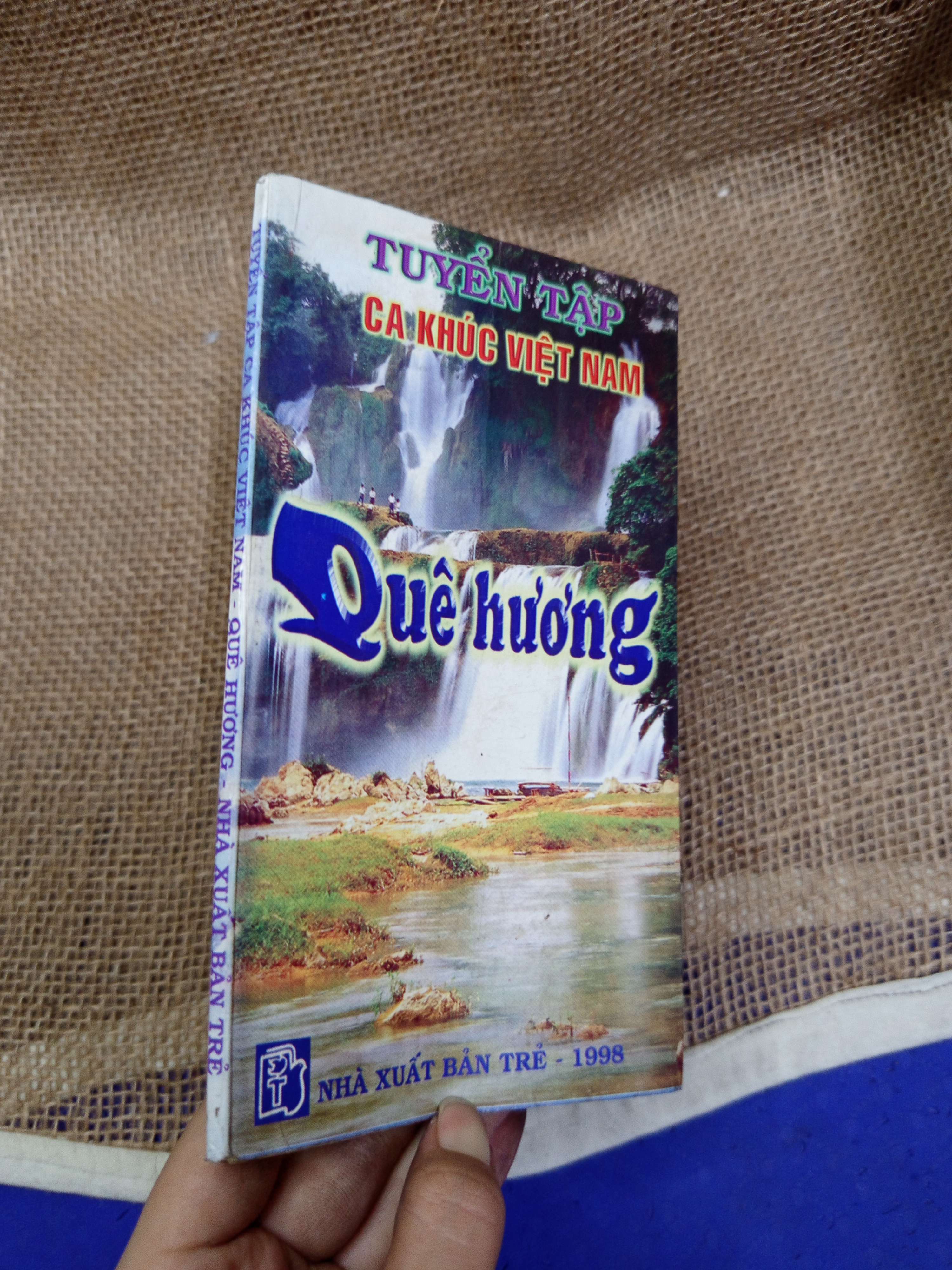 Tuyển tập ca khúc Việt Nam Quê Hương 1998 mới 80% bẩn bìa, ố (Sách kiến thức tổng hợp) HLSC
