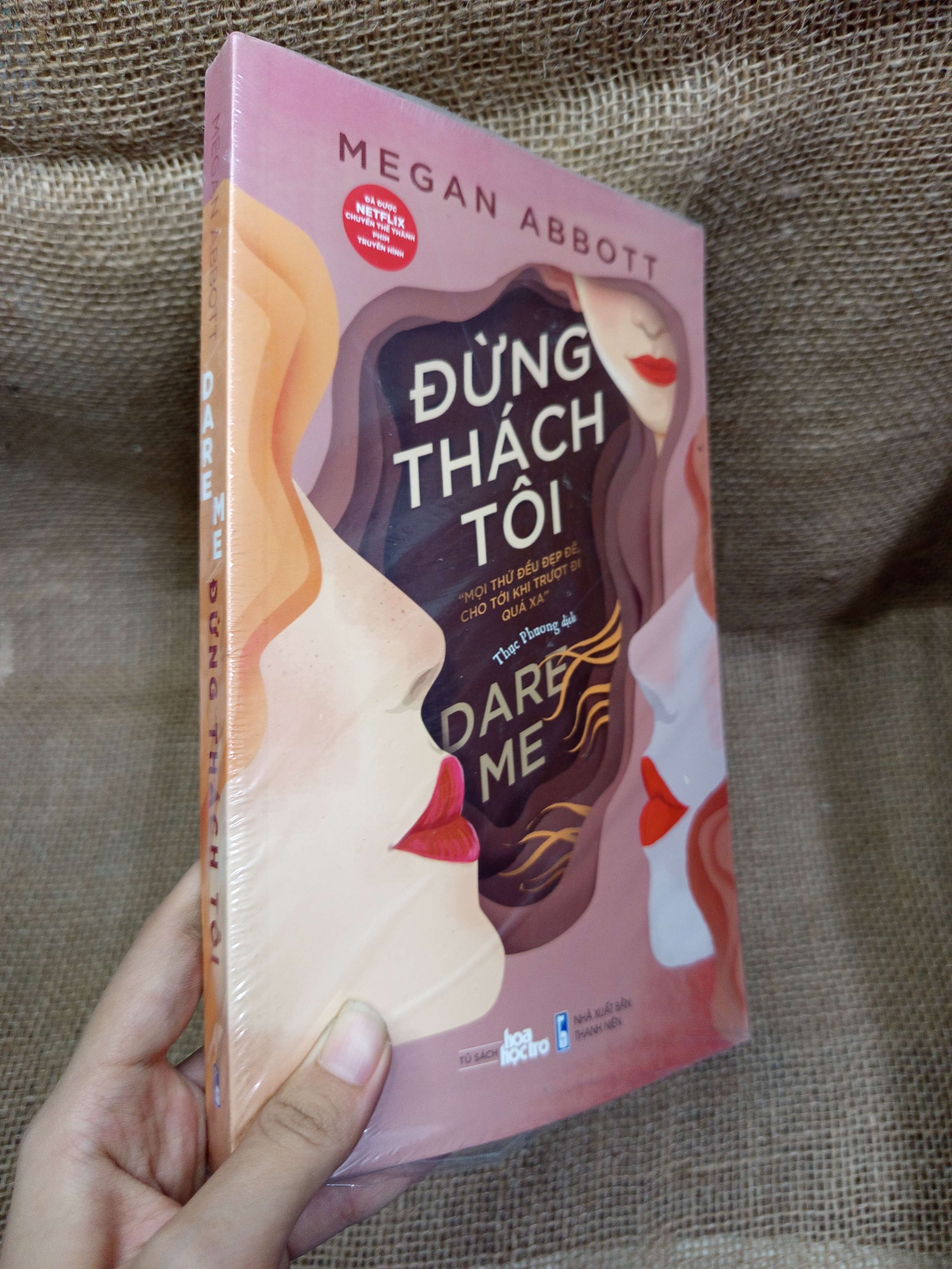 Đừng thách tôi - Megan Abbott mới 80% bẩn bìa, ố (Sách văn học) HLSC