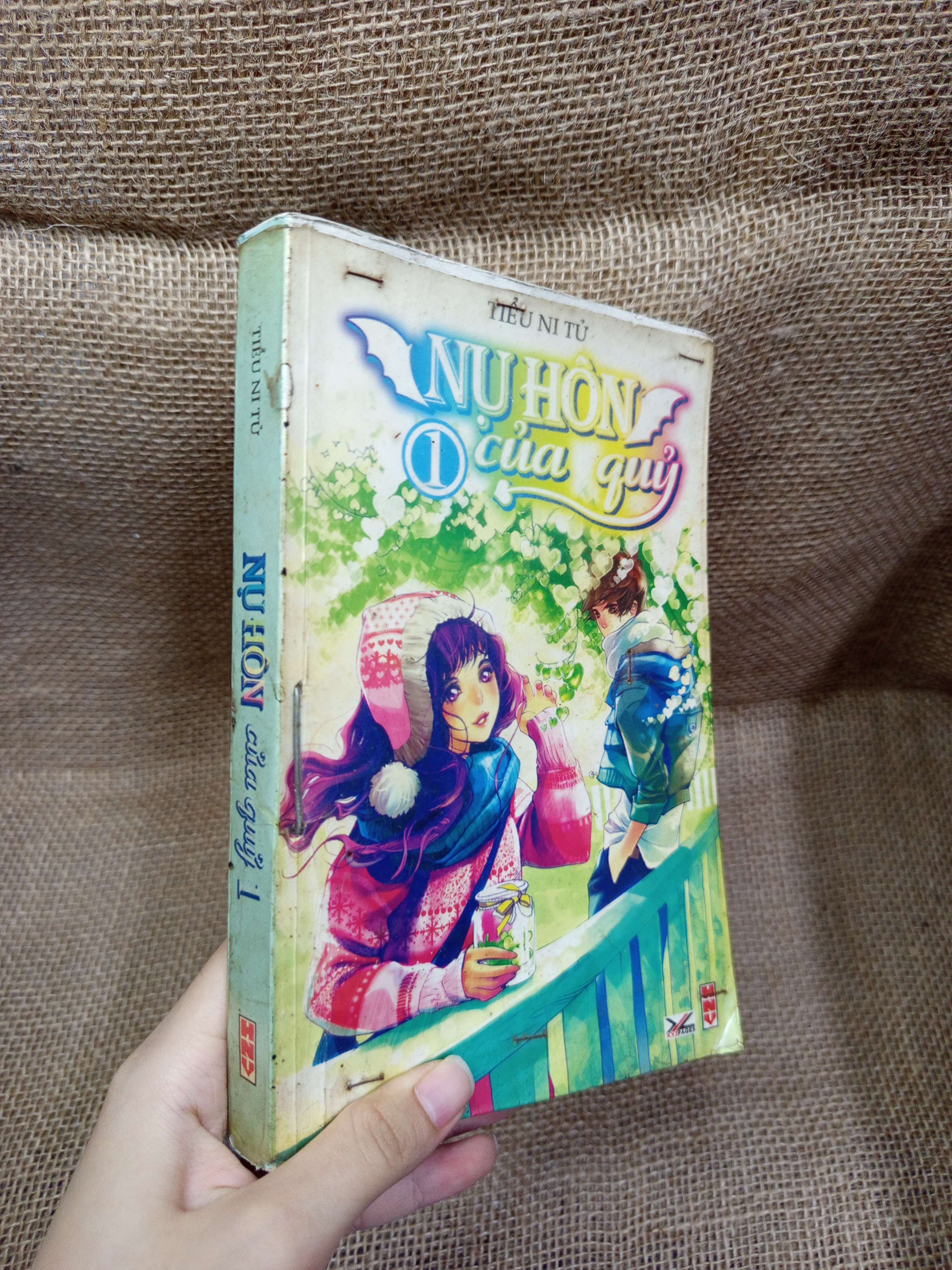 Nụ hôn của quỷ 1 - Tiểu Ni Tử 2012 mới 80% bẩn bìa, ố (Sách văn học) HCM