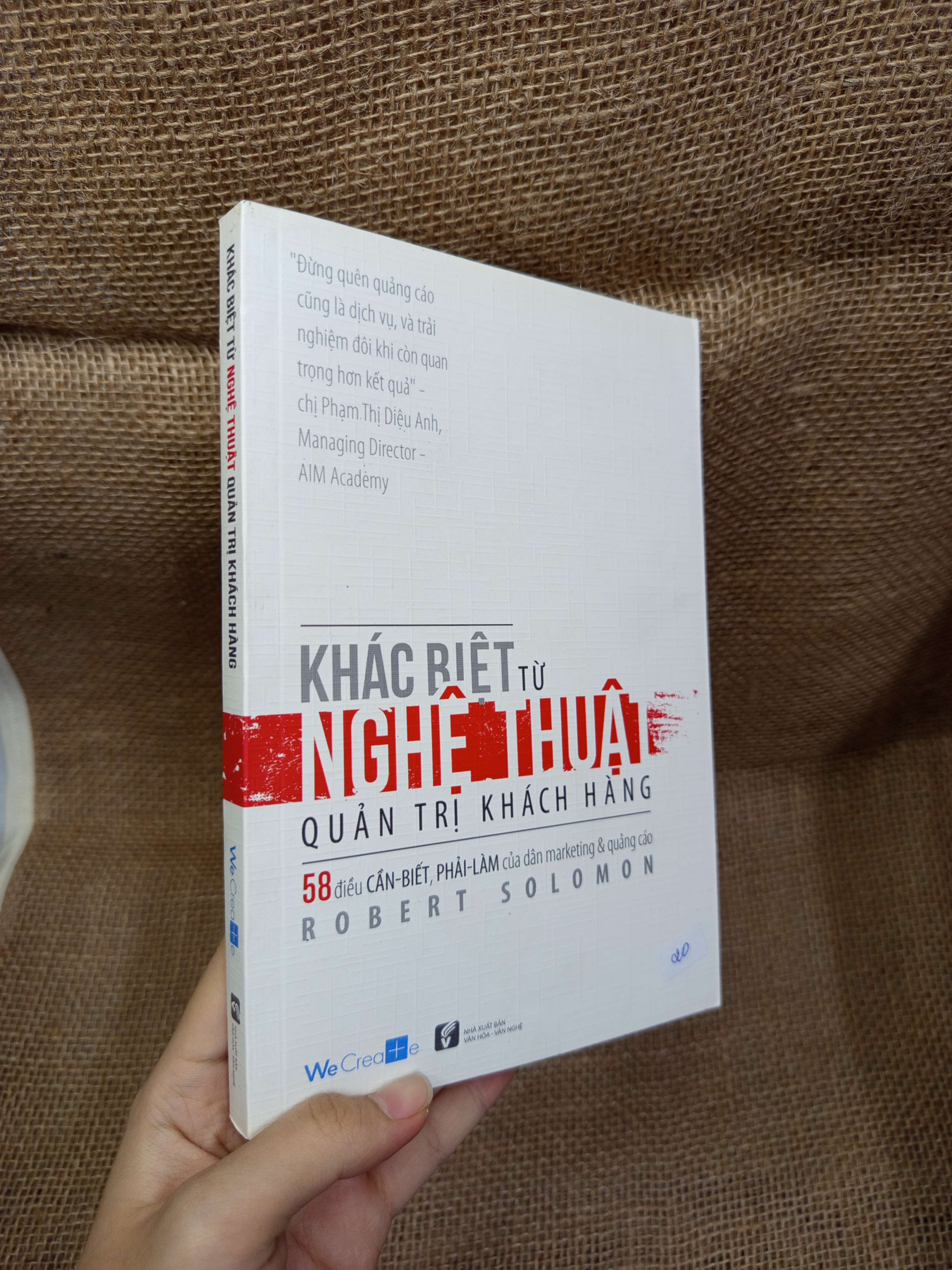 Khác biệt từ nghệ thuật quản trị khách hàng - Robert Solomon 2015 mới 80% bẩn bìa, ố (Quản trị - lãnh đạo) HCM