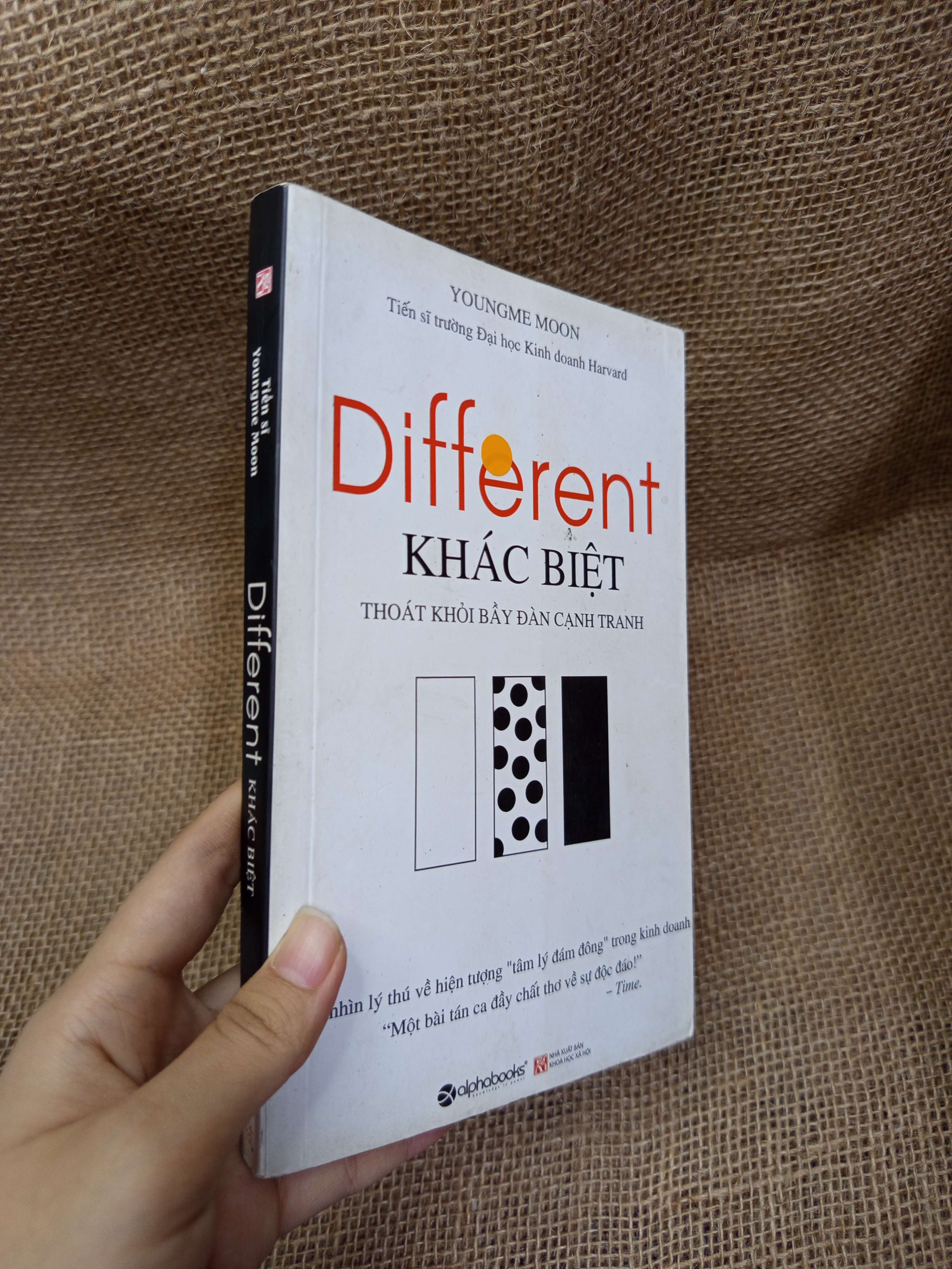 Different Khác biệt - Youngme Moon 2015 mới 70% bẩn bìa, ố, có chữ (Kinh doanh - Marketing) HCM