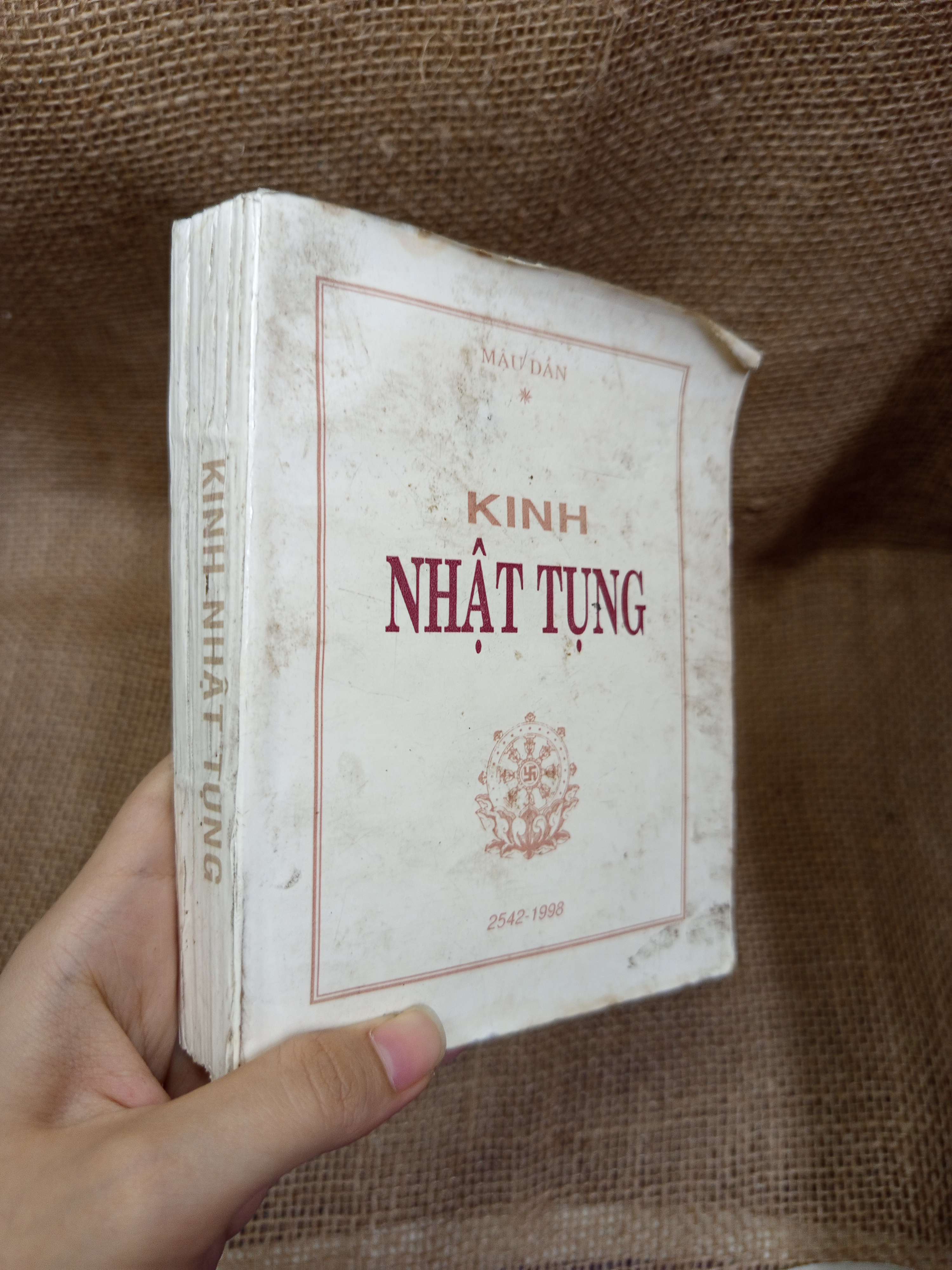 Kinh Nhật Tụng mới 60% bẩn bìa, ố, bị ẩm, có vệt nước (Sách tôn giáo - tâm linh) HLSC