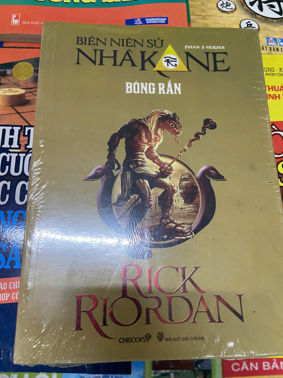 Biên niên sử nhà Kane: Bóng rắng - Rick Riordan (Sách văn học) VAVO