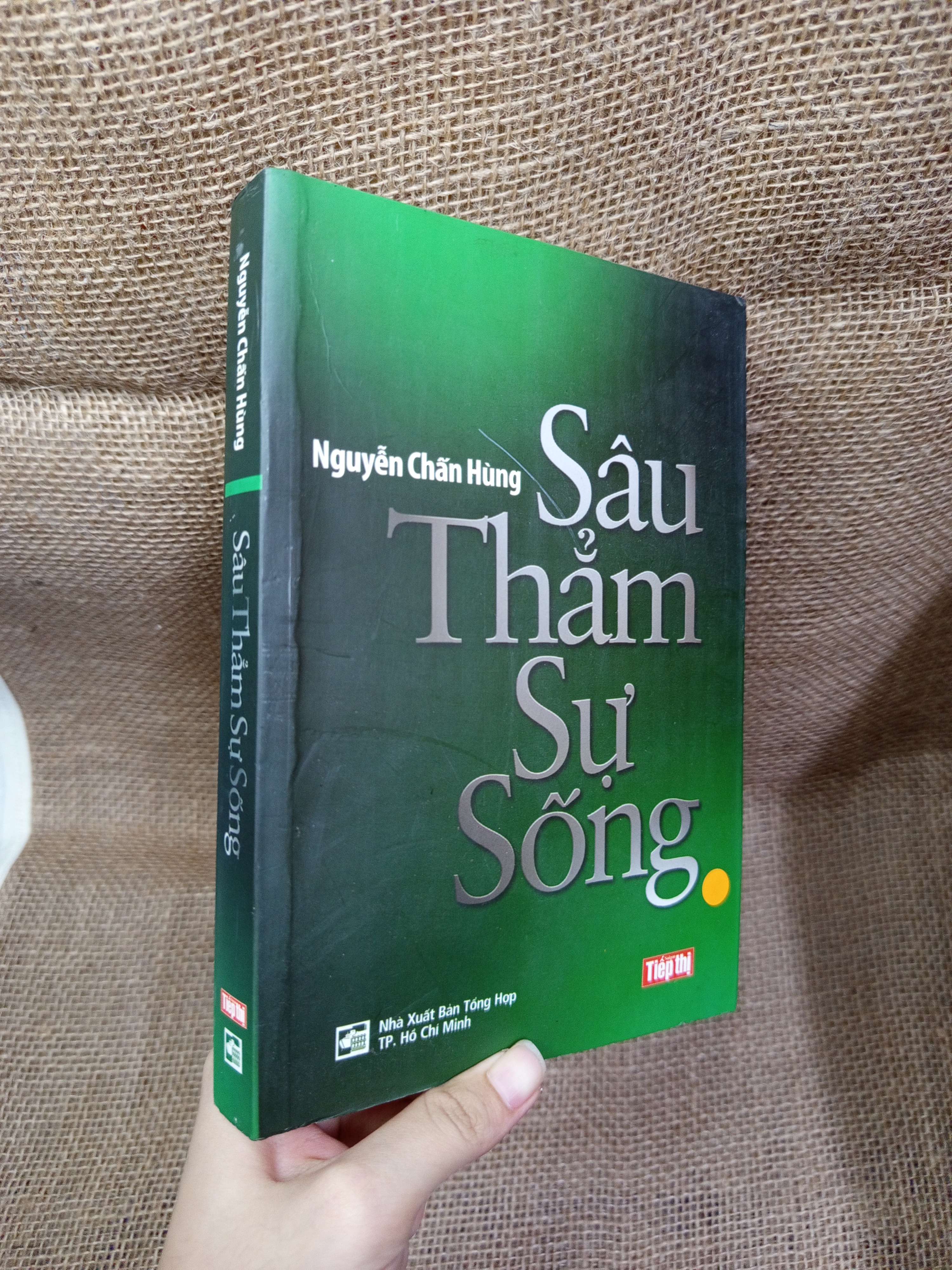 Sâu thẳm sự sống - Nguyễn Chấn Hùng 2010 mới 80% bẩn bìa, ố (Sách văn học) HCM