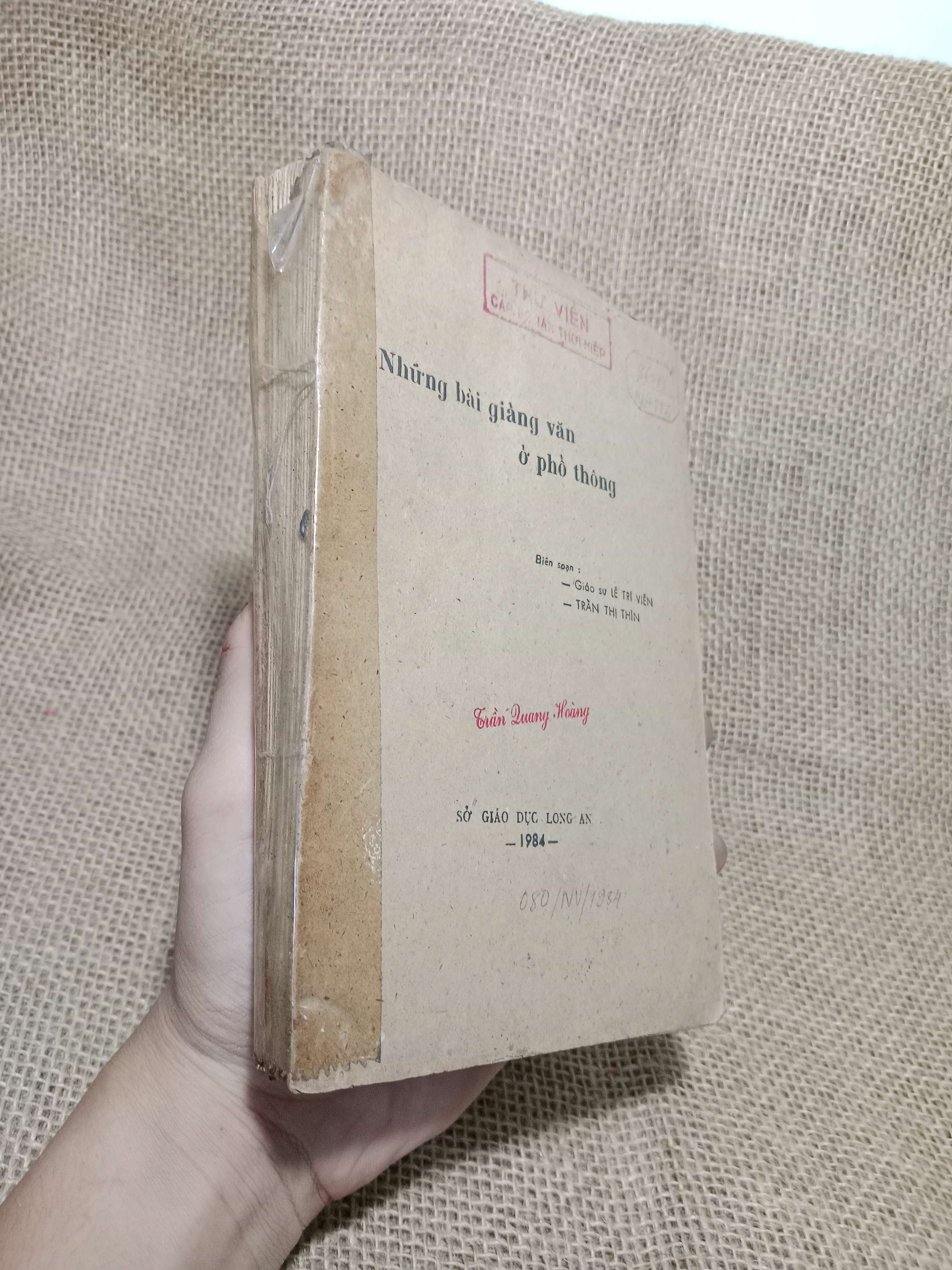 Những bài giảng văn ở phổ thông 1984 mới 70% , có mộc (Sách giáo khoa - giáo trình) HLSC