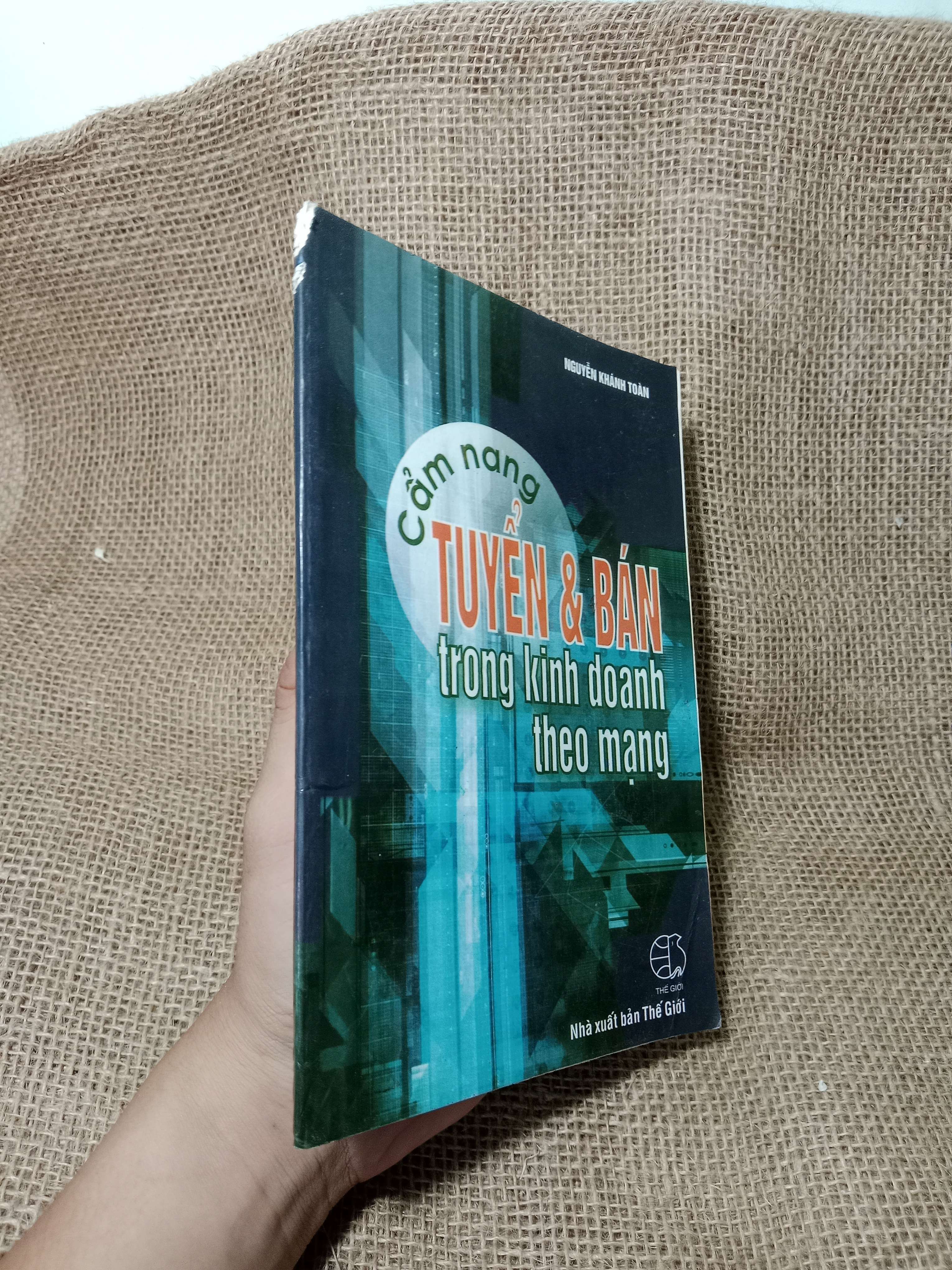Cẩm nang tuyển & bán trong kinh doanh theo mạng - Nguyễn Khánh Toàn 2004 mới 60% , có chữ, tróc gáy (Kinh doanh - Marketing) HCM