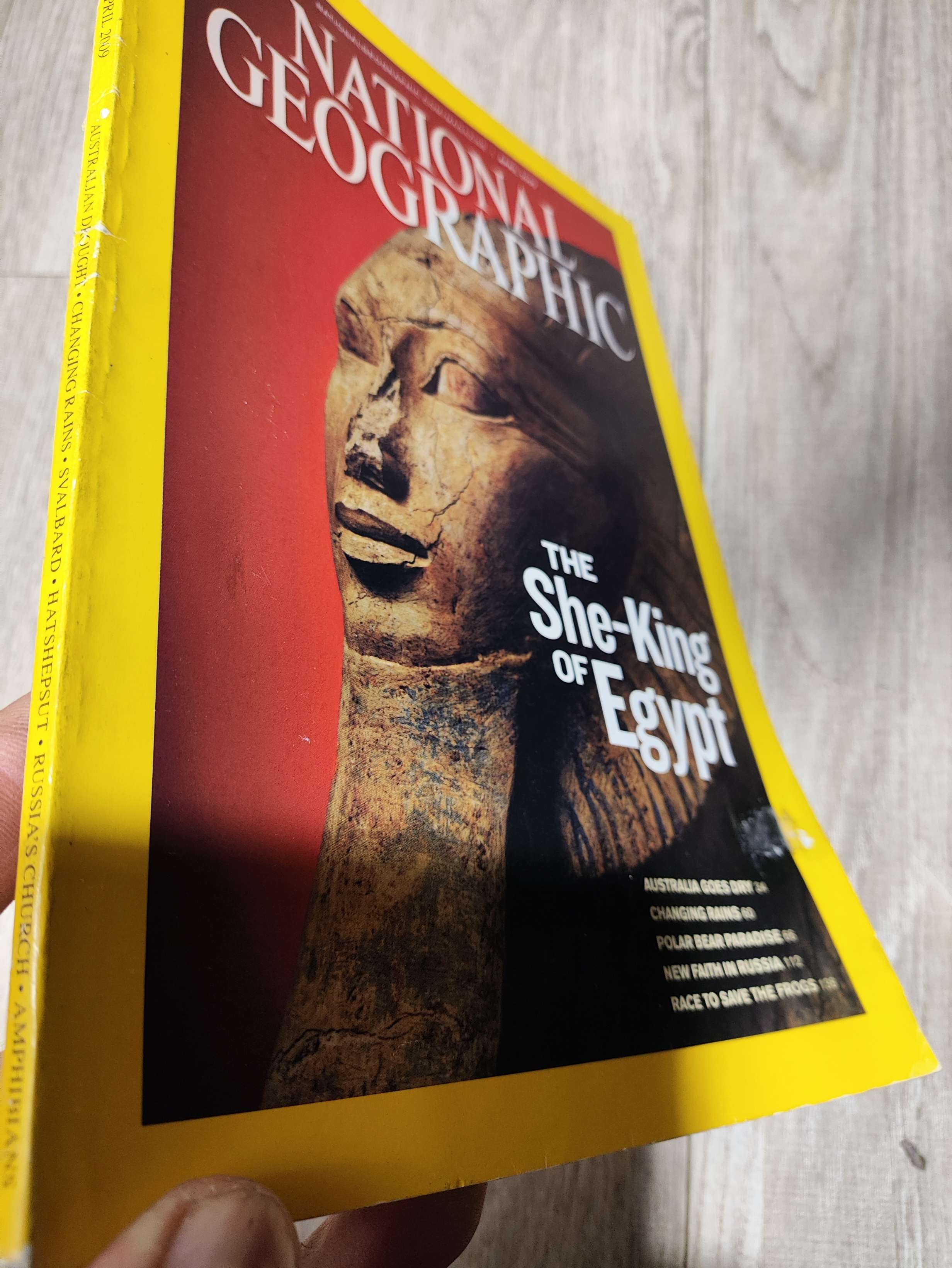 National geographic - the she - king of Egypt 2009 Bìa bị trầy 1 đốm nhỏ, mới 70% , tróc gáy (Tạp chí) LNTQ