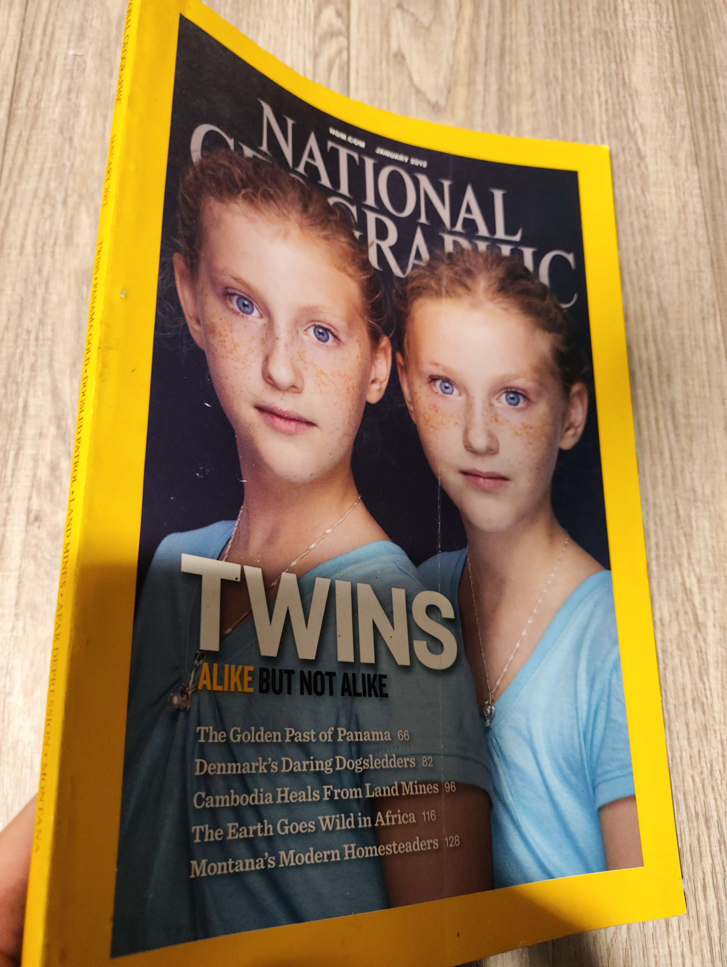 National geographic - Twins alike bout not alike 2012 Tạp Chí Đẹp, mới 80% (Tạp chí) LNTQ