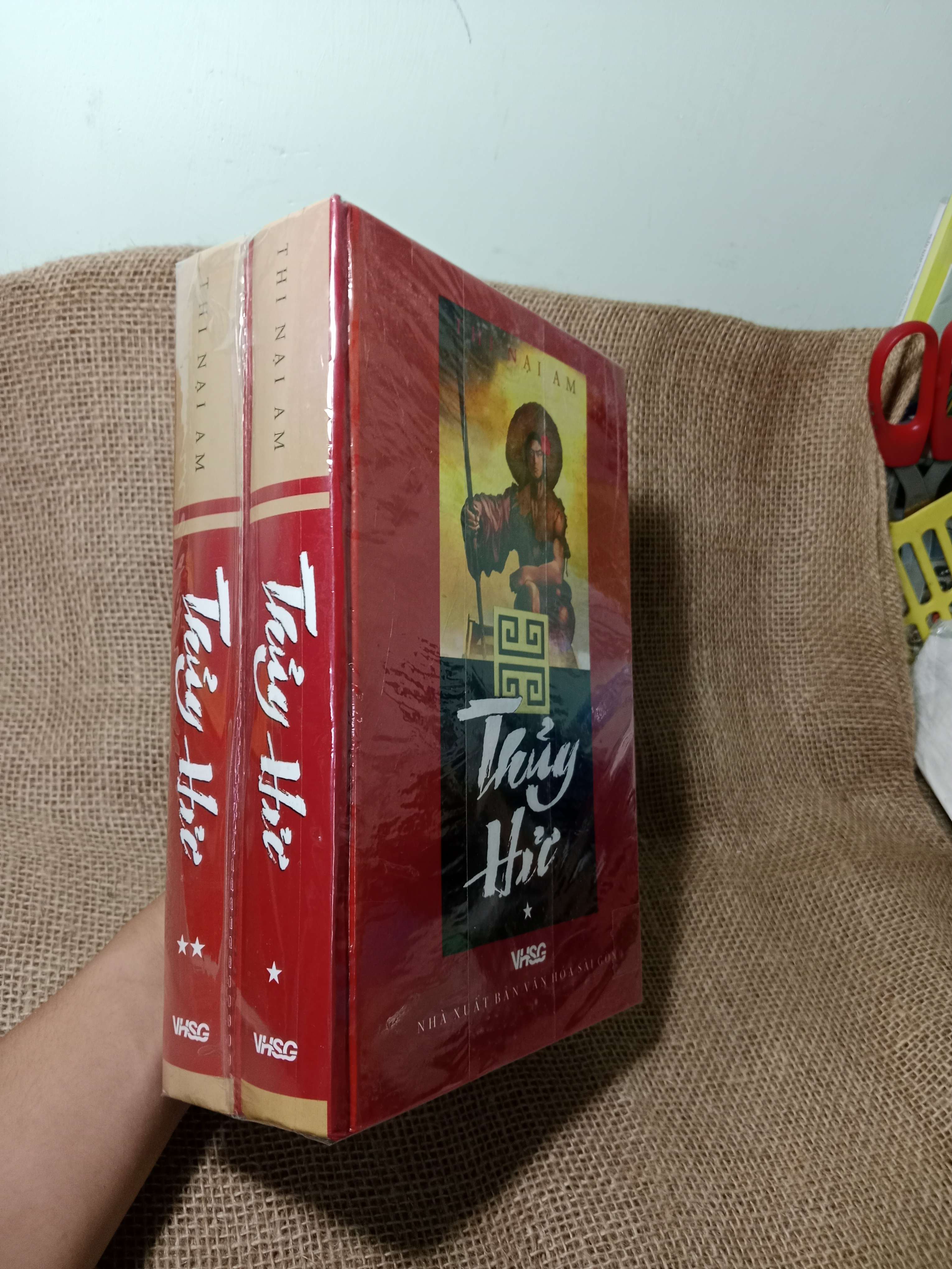 2 cuốn Thủy Hử - Thi Nại Am Bìa đỏ mới 90% còn seal, bẩn nhẹ (Sách văn học) SPP