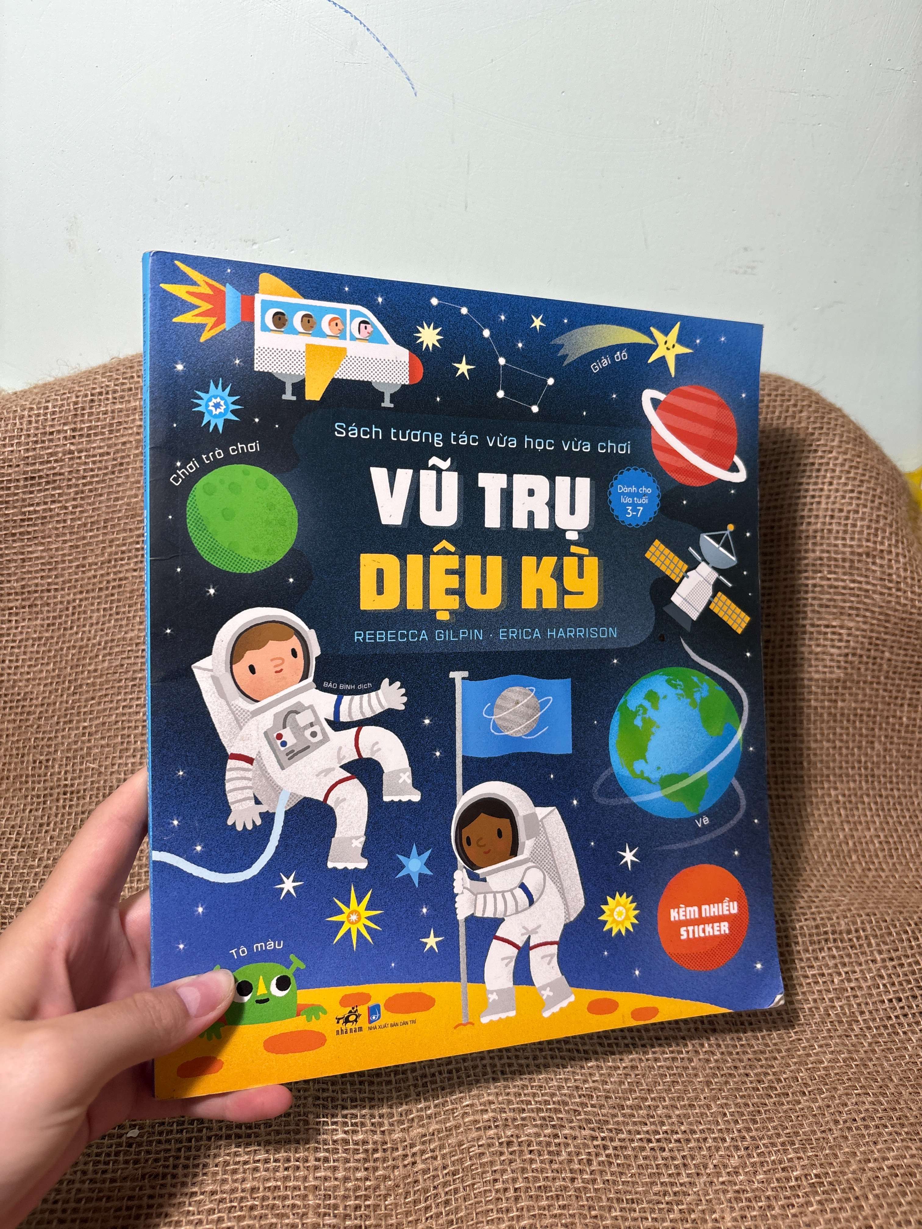 Vũ trụ diệu kỳ 2020 mới 80% (Sách thiếu nhi) HCM