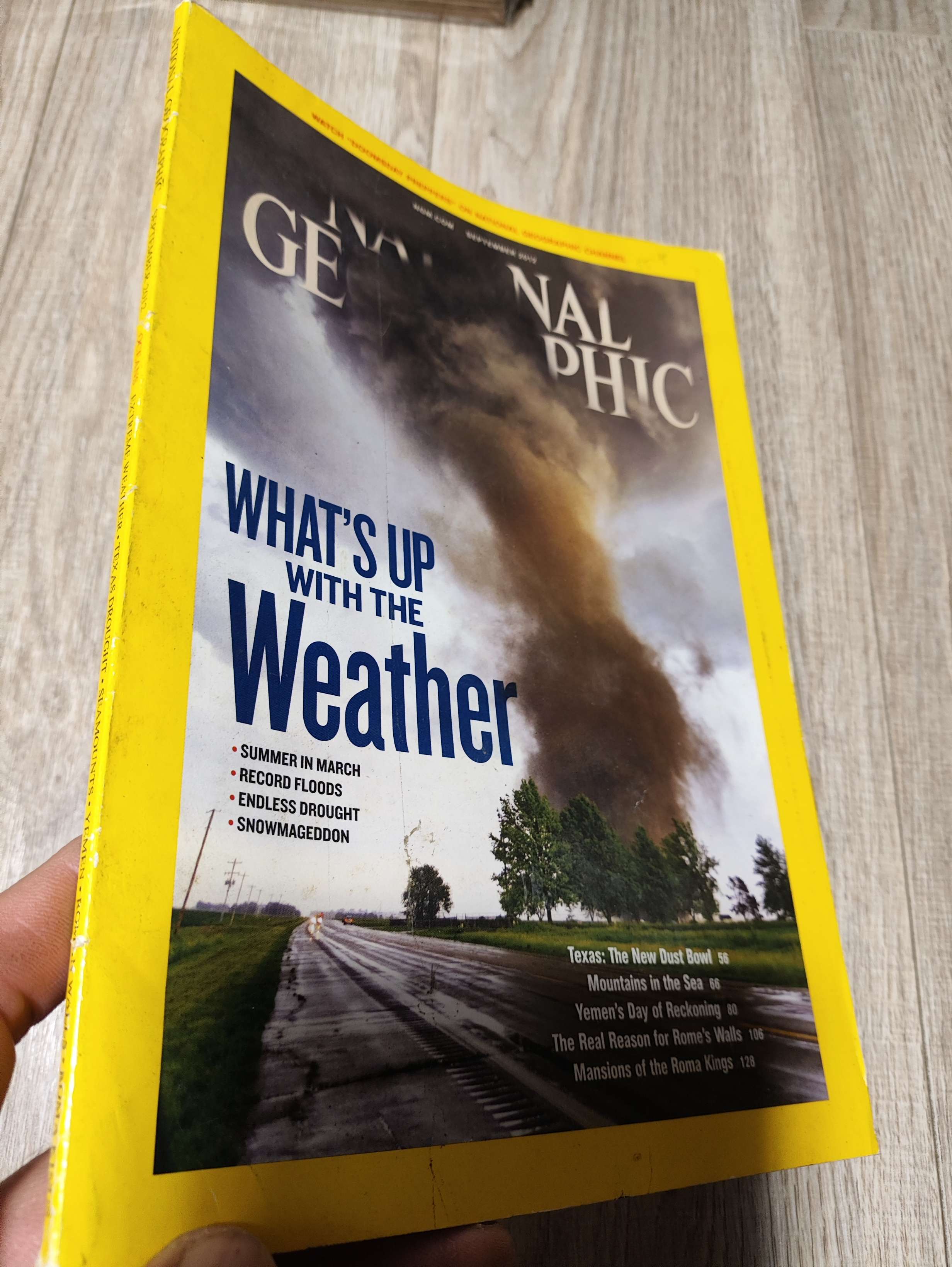 National geographic - What's up with the wearther 2012 Tạp Chí Đẹp, mới 80% (Tạp chí) LNTQ