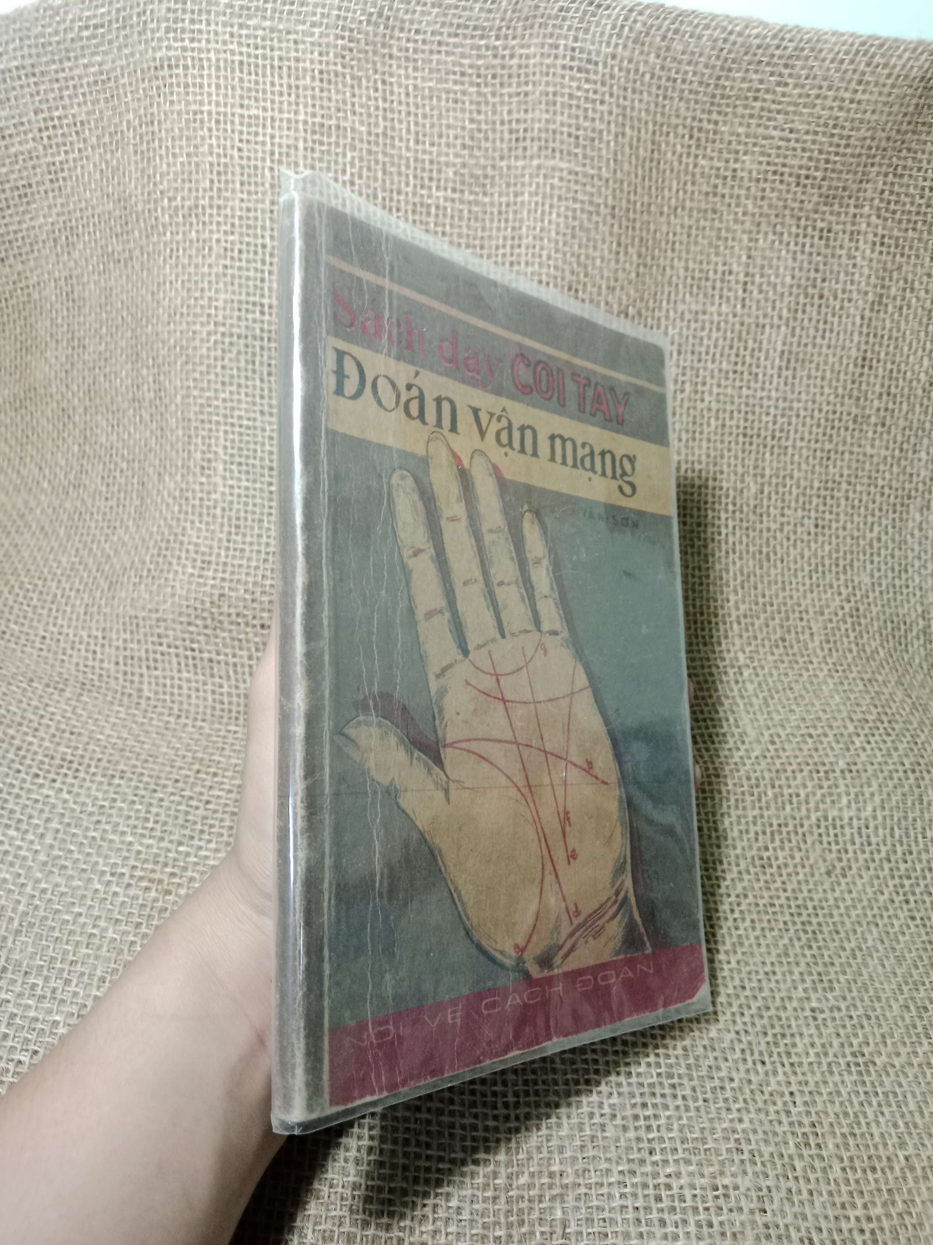 Sách dạy coi tay đoán vận mạng 1974 mới 80% , remake (Sách tôn giáo - tâm linh) HCM