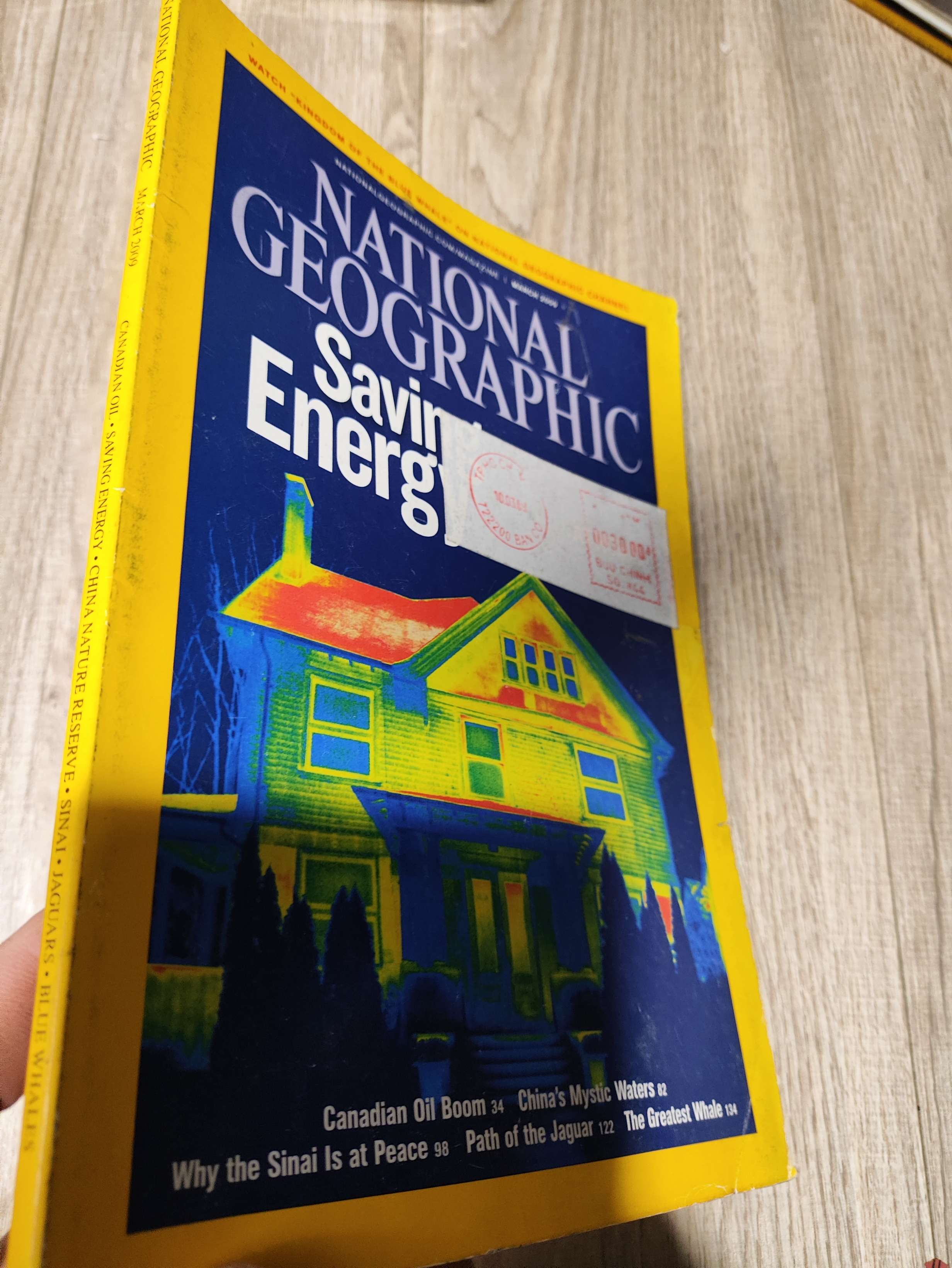 National geographic - Saving energy 2009 dính tờ tem trắng ở bìa trước, mới 80% (Tạp chí) LNTQ