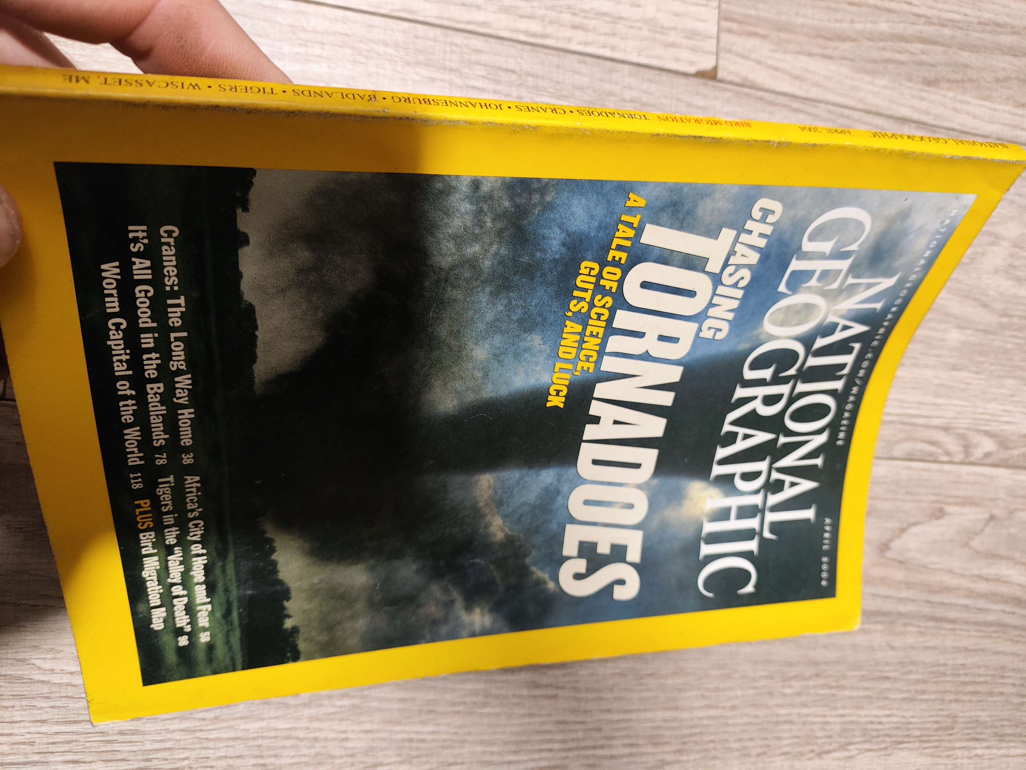 National geographic - Chasing tornadoes 2004 Tạp Chí Đẹp, mới 80% (Tạp chí) LNTQ