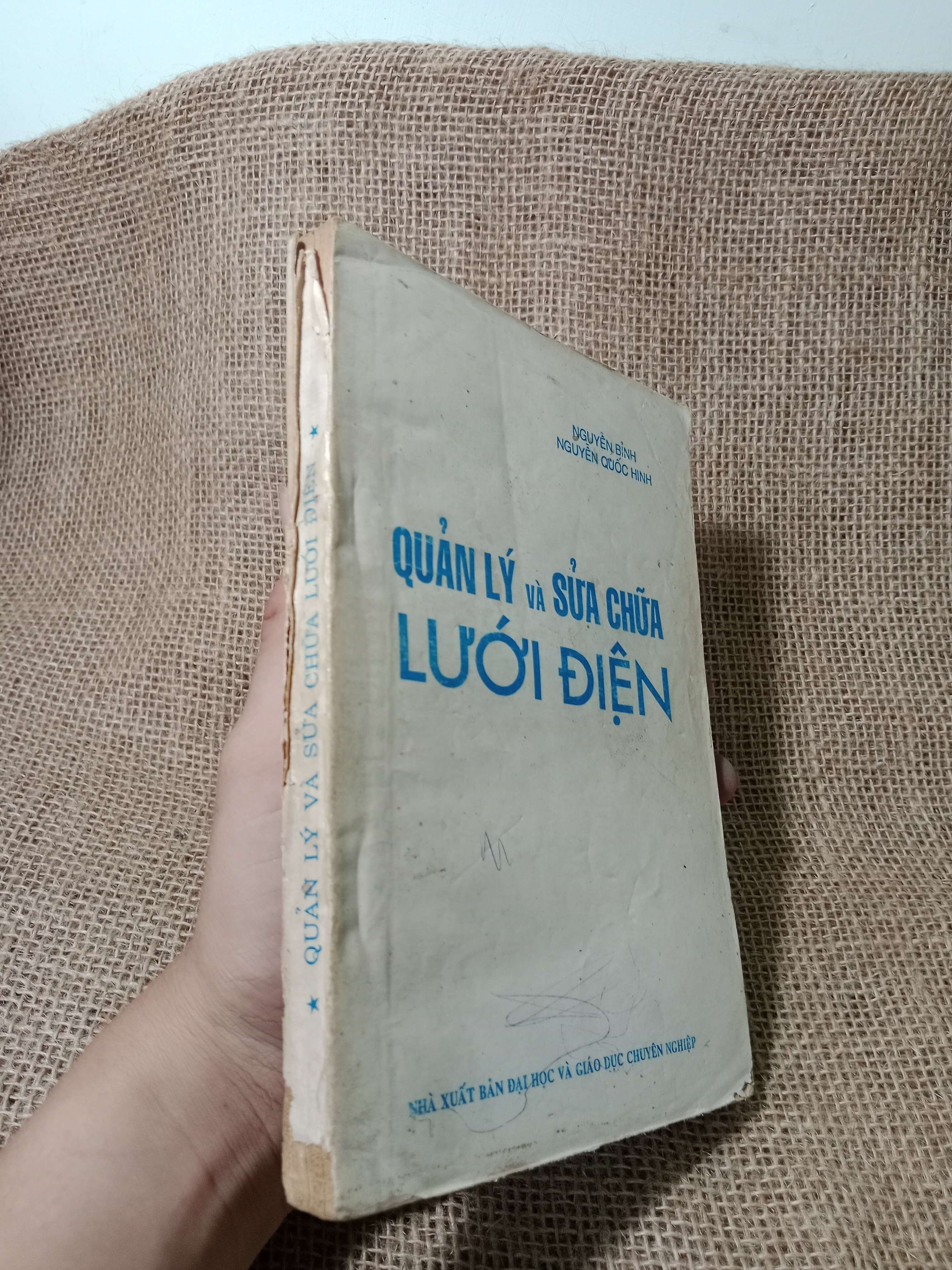 Quản lý và sửa chữa lưới điện - Nguyễn Bỉnh, Nguyễn Quốc Hinh 1995 mới 70% , có chữ, có vệt nước, tróc gáy (Giáo trình đại học - cao đẳng) HCM