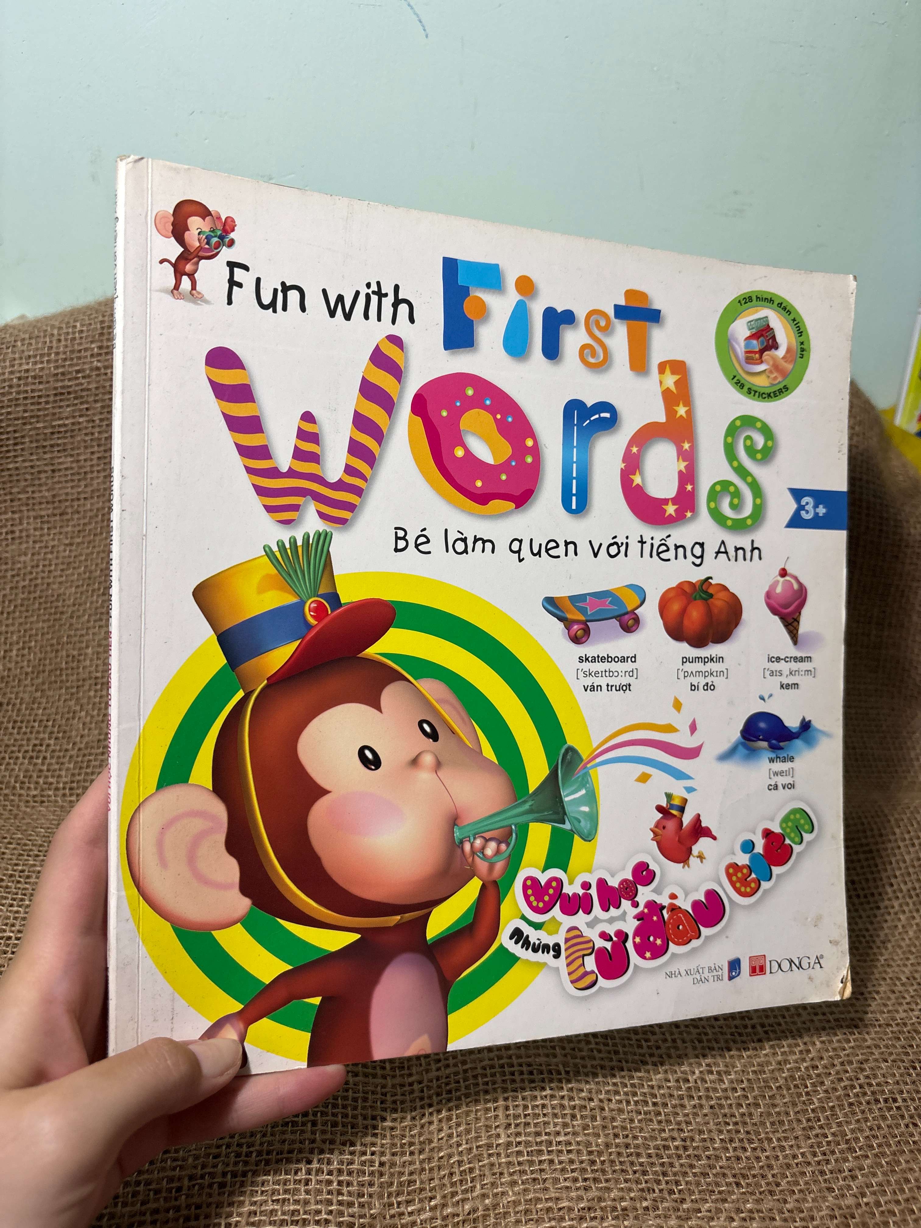 Fun with first words Bé làm quen với tiếng Anh 2010 mới 80% (Sách tự học tiếng Anh) HCM