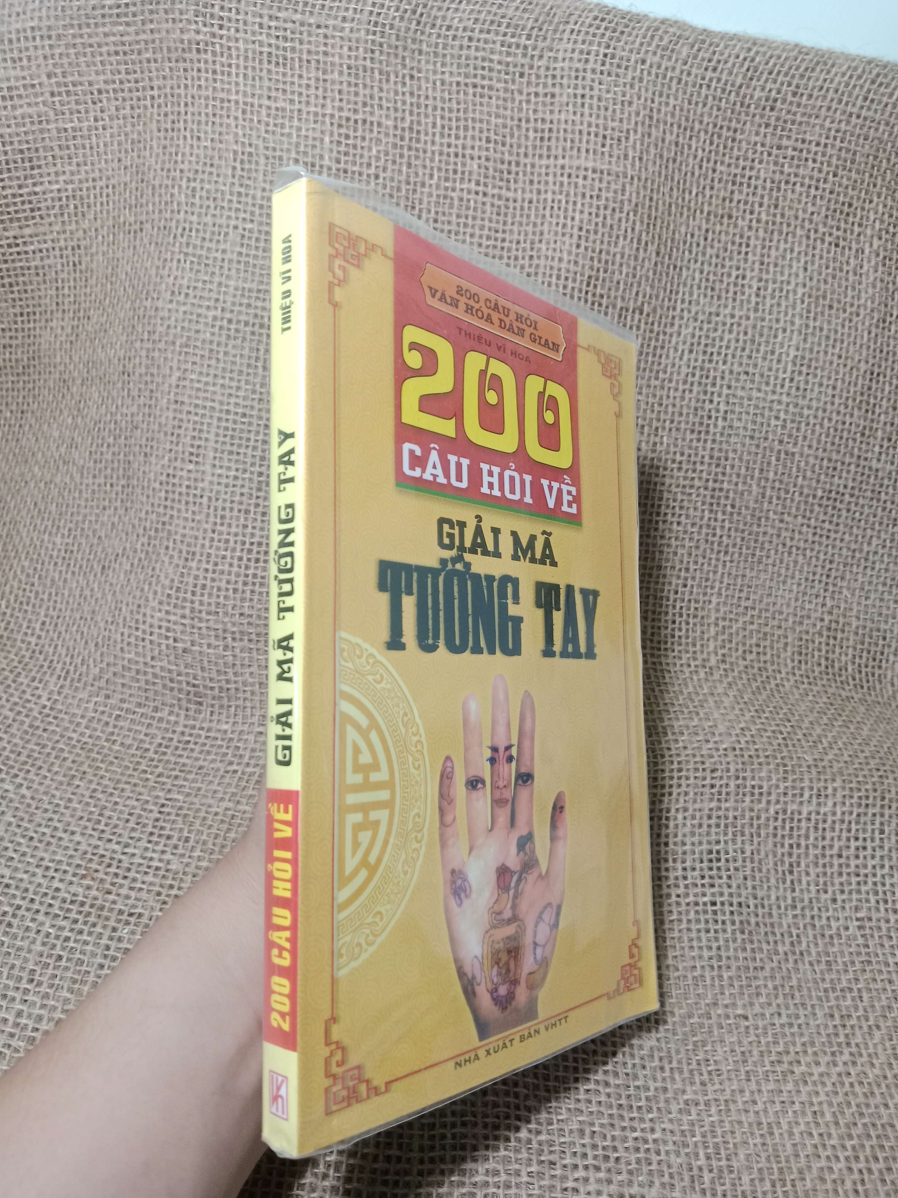 200 câu hỏi về giải mã tướng tay - Thiệu Vĩ Hoa 2011 mới 80% (Sách tôn giáo - tâm linh) HCM