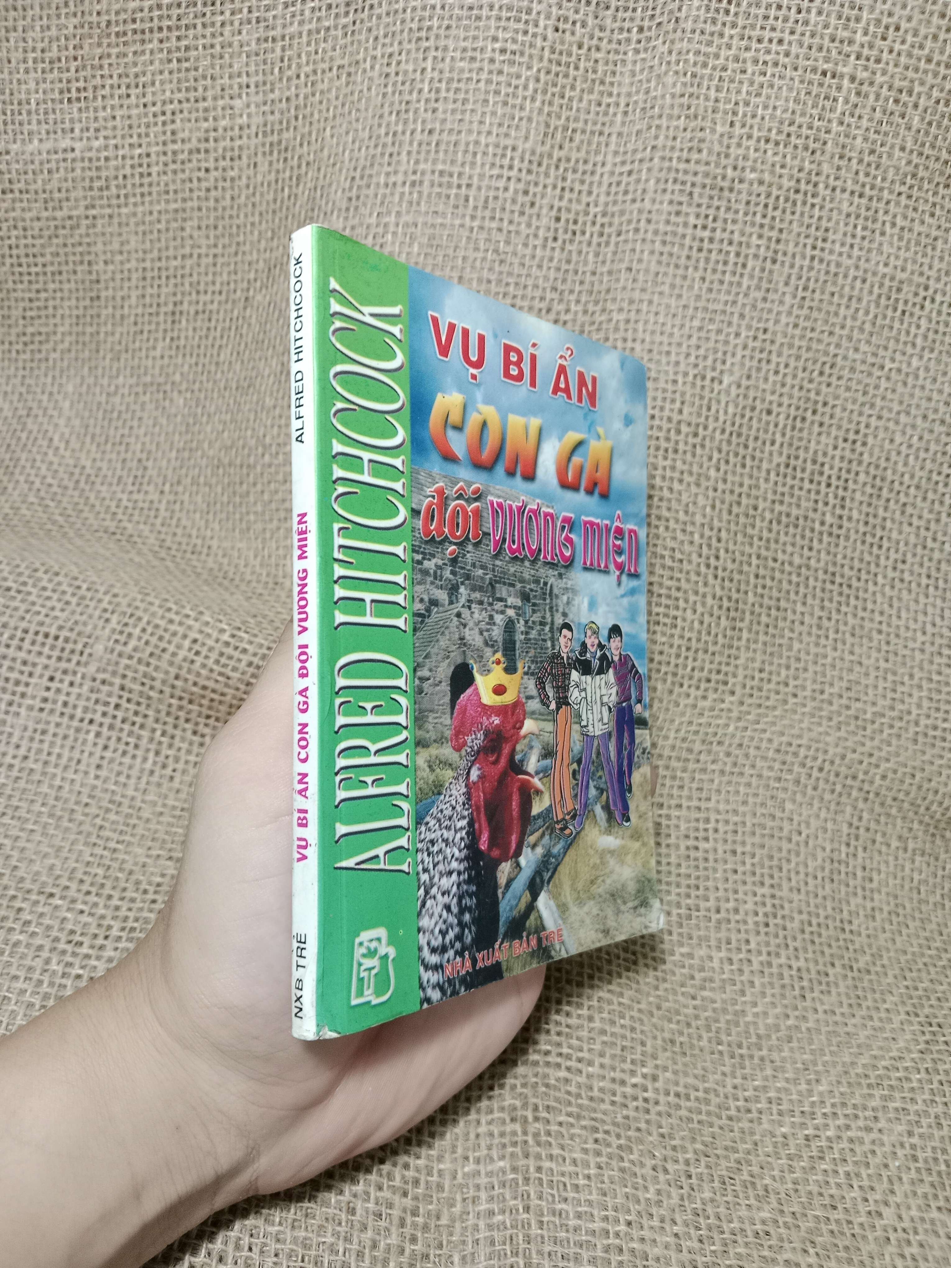 Vụ bí ẩn con gà đội vương niệm - Alfred Hitchcock 2001 mới 80% (Sách văn học) HLSC