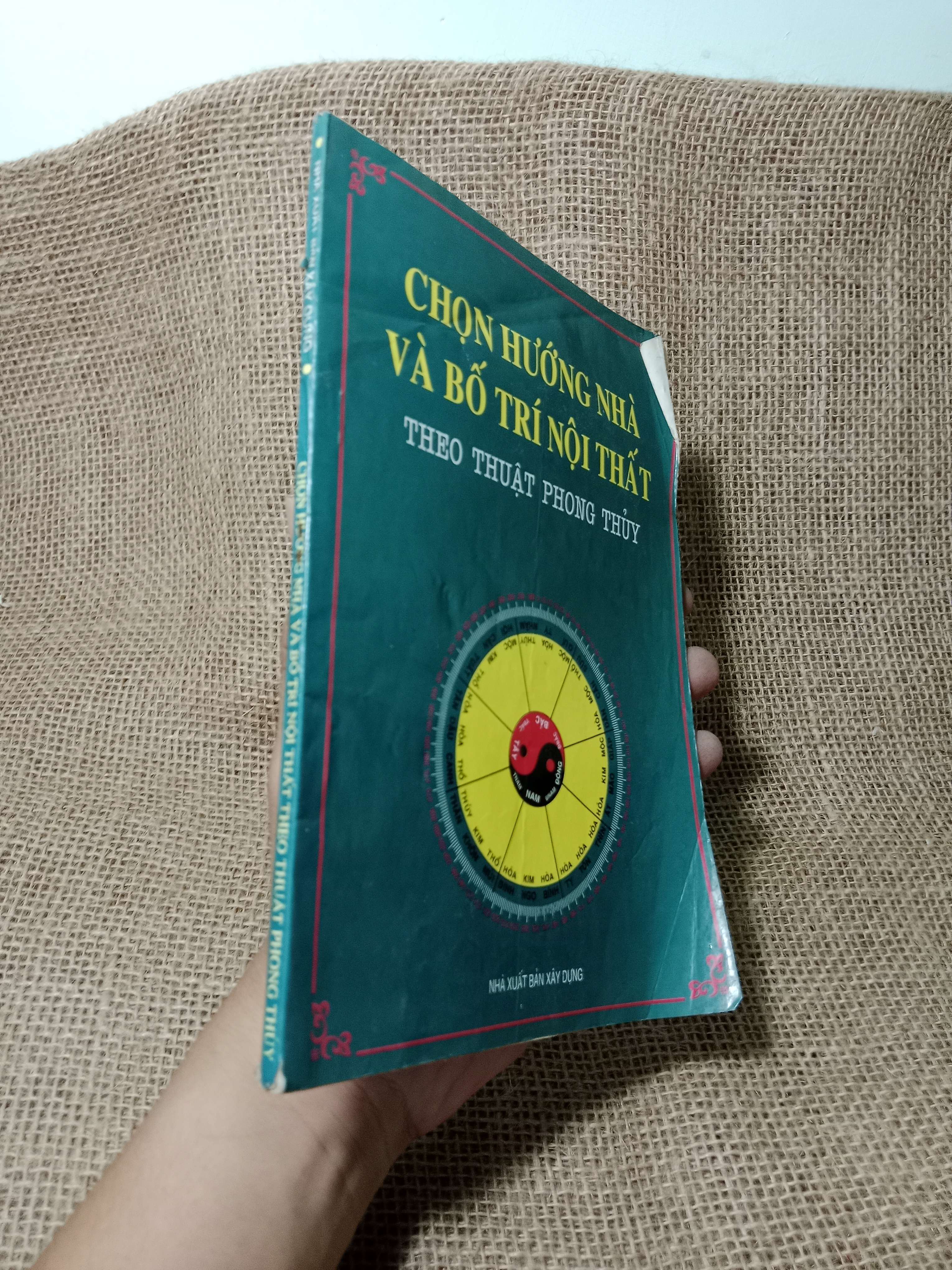 Chọn hướng nhà và bố trí nội thất theo thuật phong thủy 1996 mới 70% , có chữ (Sách tôn giáo - tâm linh) HCM