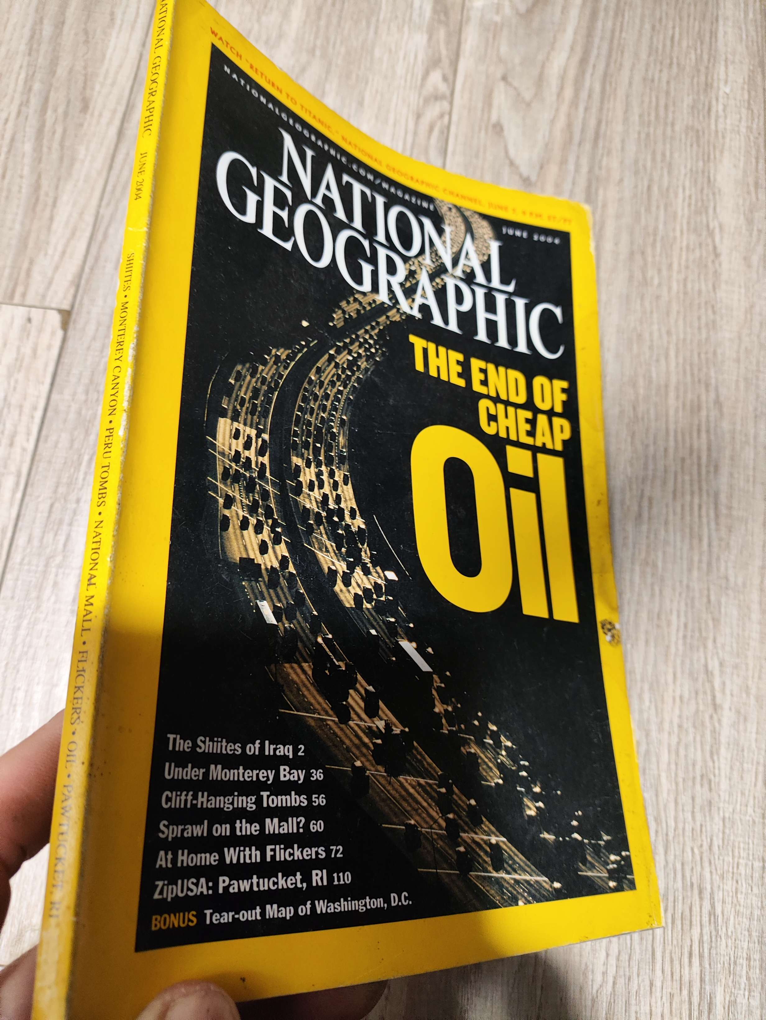 National geographic - The end of cheap oil 2004 Tạp Chí Đẹp, mới 70% , tróc gáy (Tạp chí) LNTQ