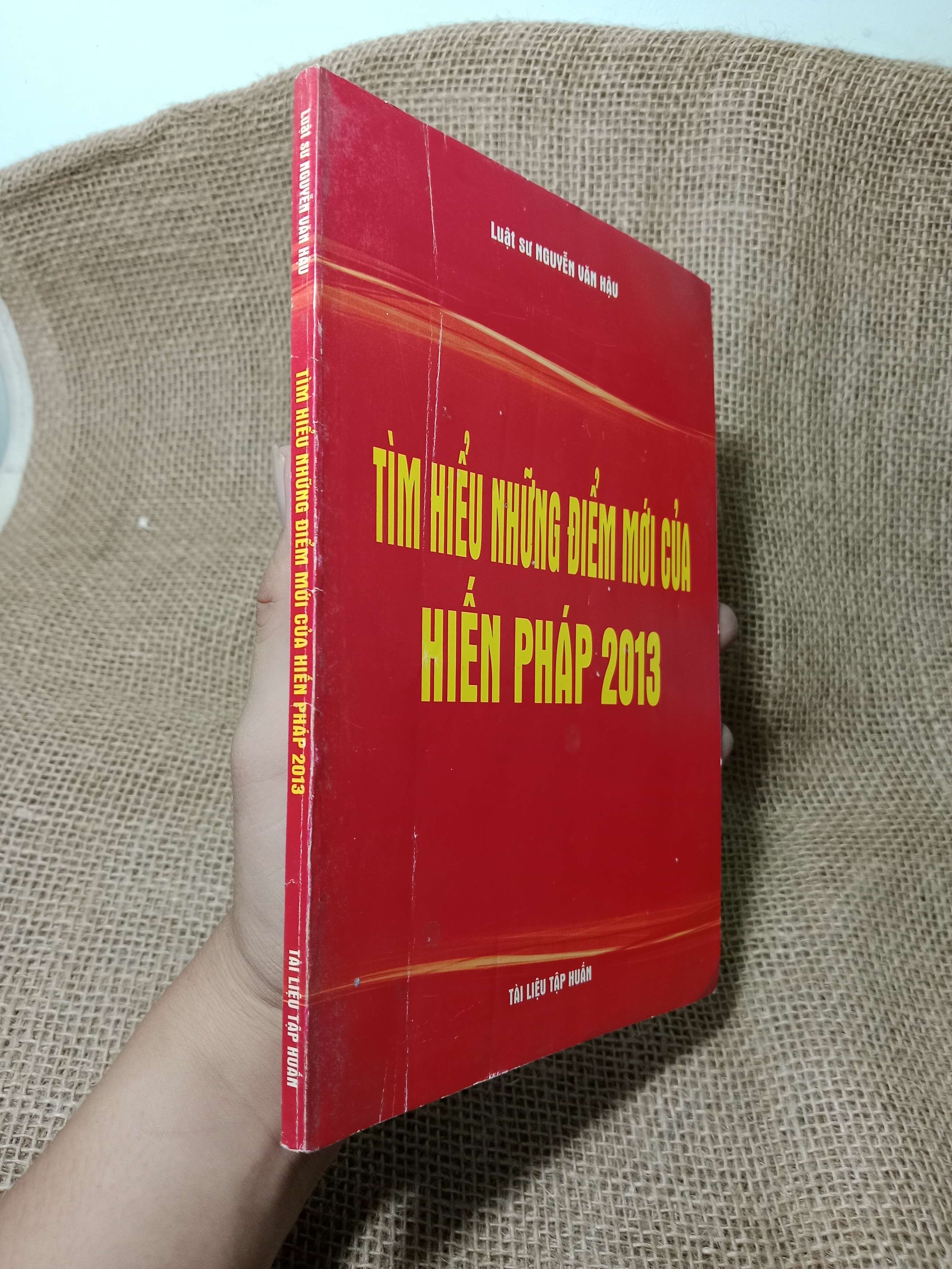 Tìm hiểu những điểm mới của hiến pháp 2013 - Nguyễn Văn Hậu 2013 mới 70% , có chữ (Sách kiến thức tổng hợp) HCM