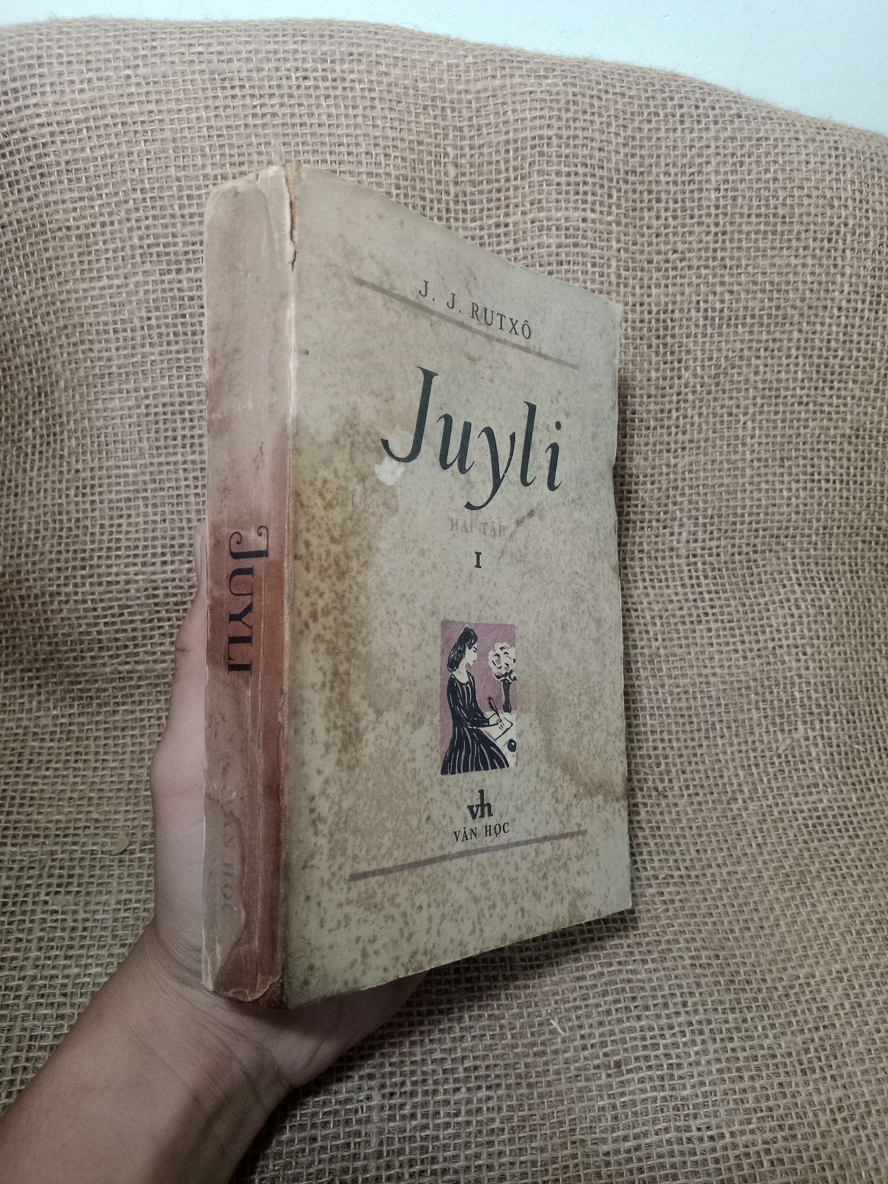 Juyli tập 1 - J.J. Rutxo 1981 mới 70%, tróc gáy (Sách văn học) HLSC