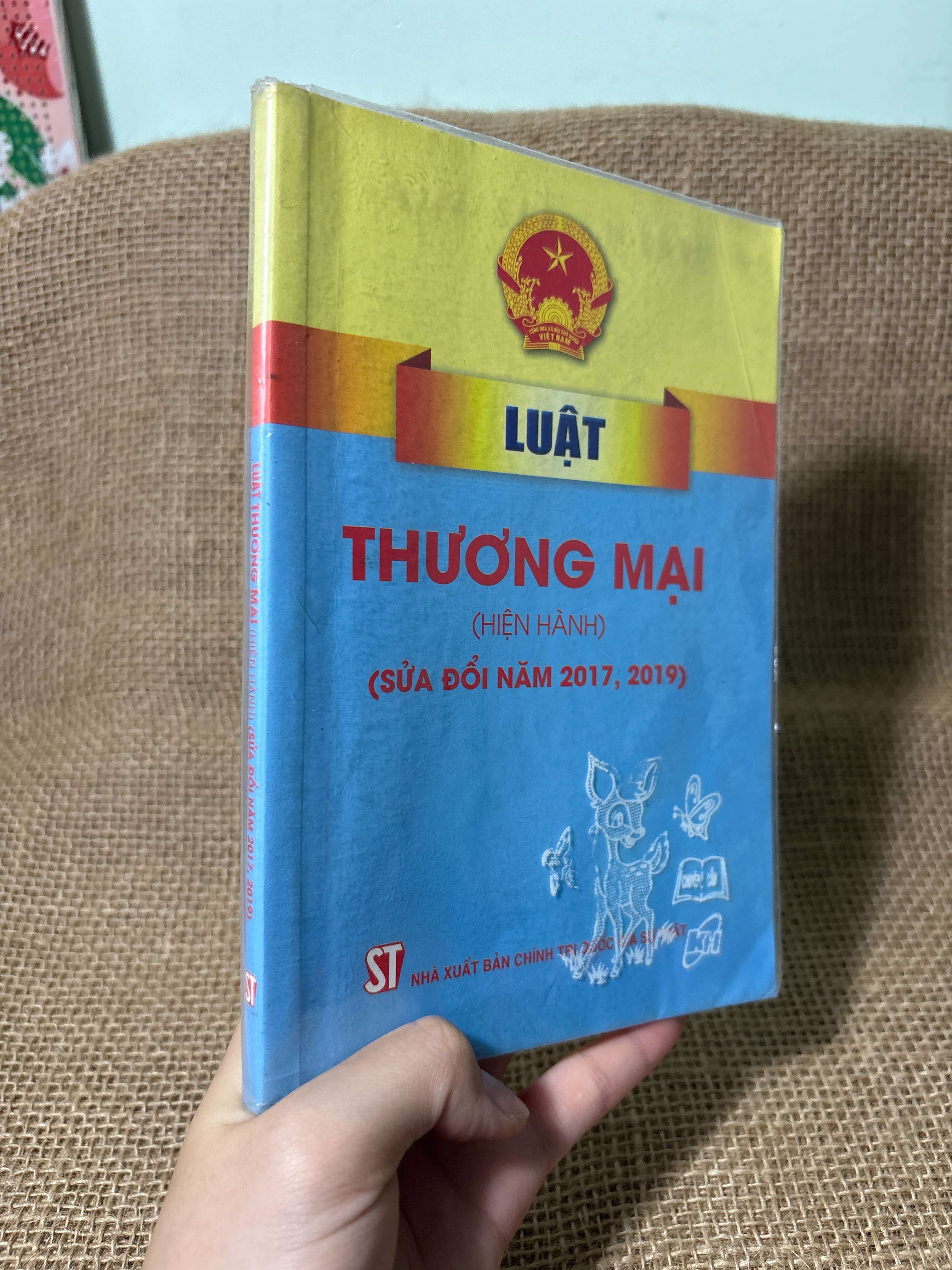 Luật thương mại (hiện hành) (sửa đổi năm 2017, 2019) 2022 mới 70%, gạch chân, có chữ (Sách chính trị - pháp lý) HLSC