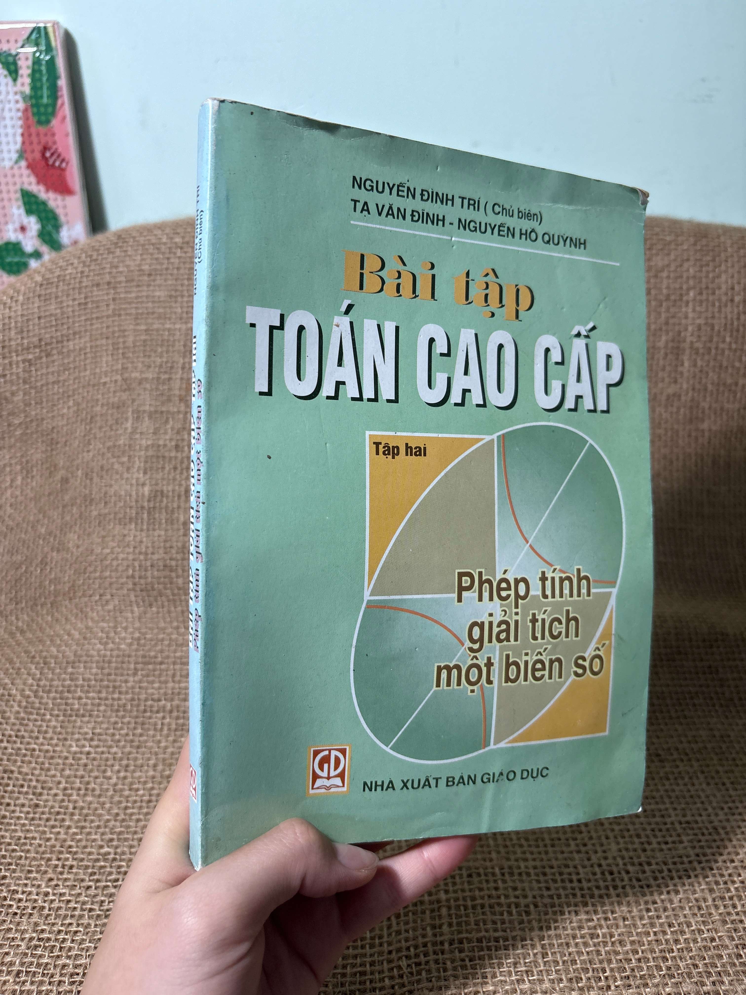Bài tập toán cao cấp tập 2: Phép tính giải tích một biến số - Nguyễn Đình Trí 2007 mới 70%, có vệt nước, bị ẩm (Sách giáo khoa - giáo trình) HLSC