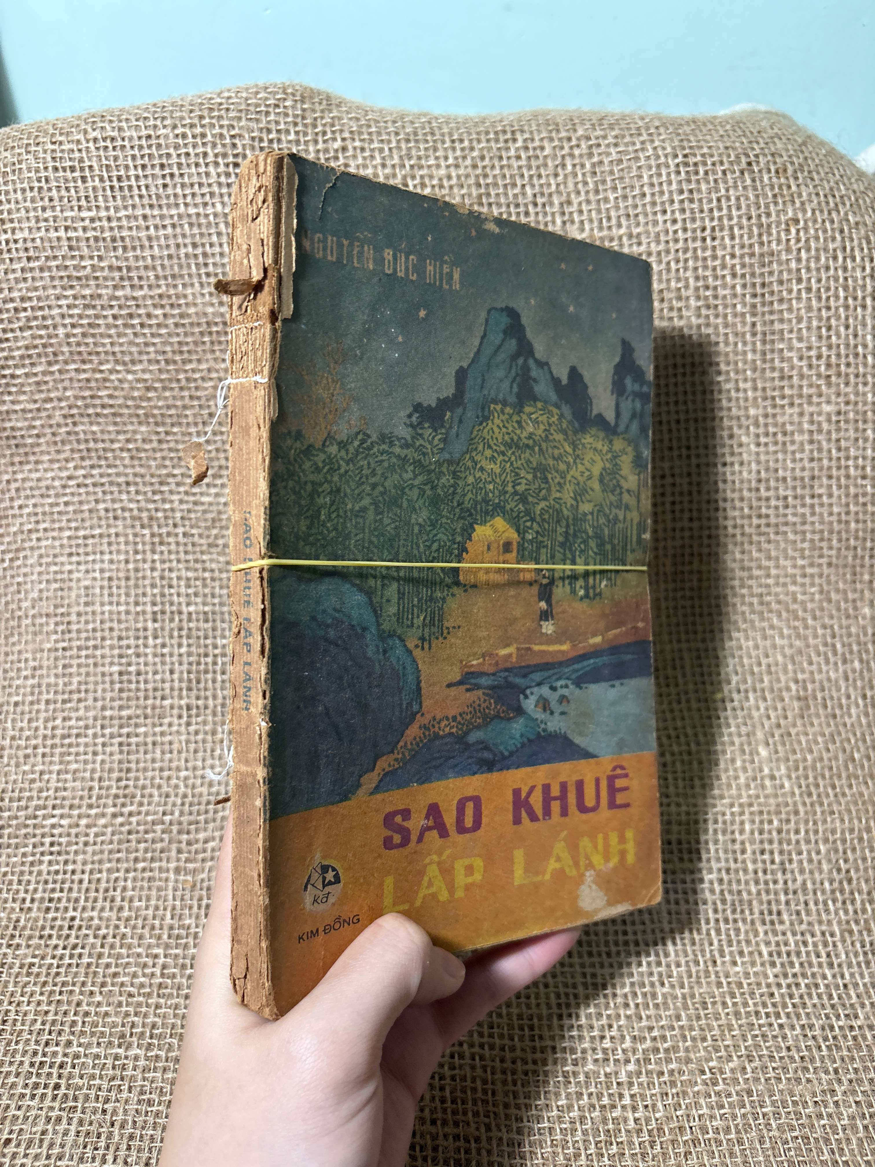 Sao khuê lấp lánh - Nguyễn Đức Hiền 1984 mới 60%, tróc gáy, bung trang (Sách văn học) HLSC