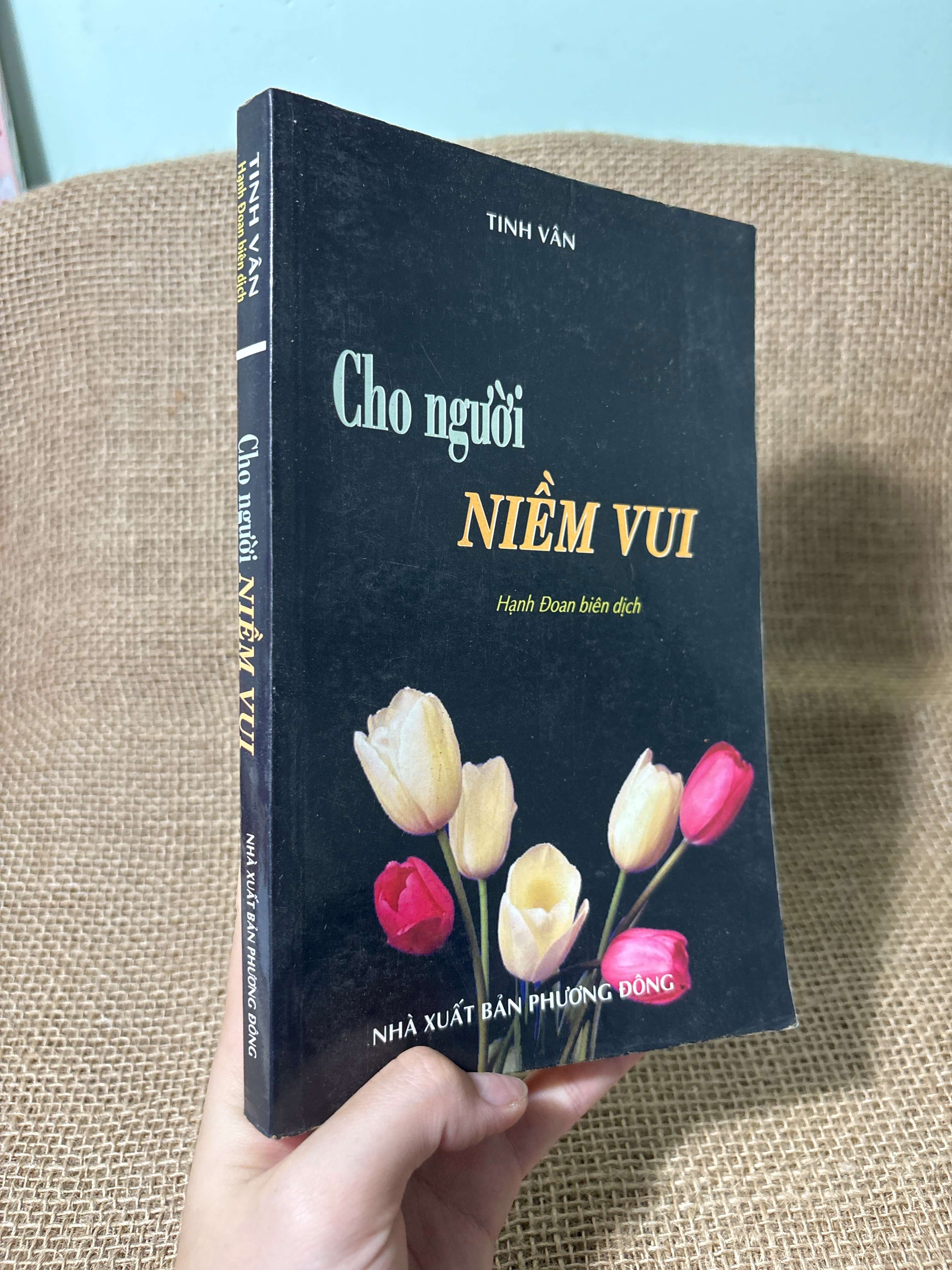 Cho người niềm vui - Tinh Vân 2011 mới 80% (Sách văn học) HLSC