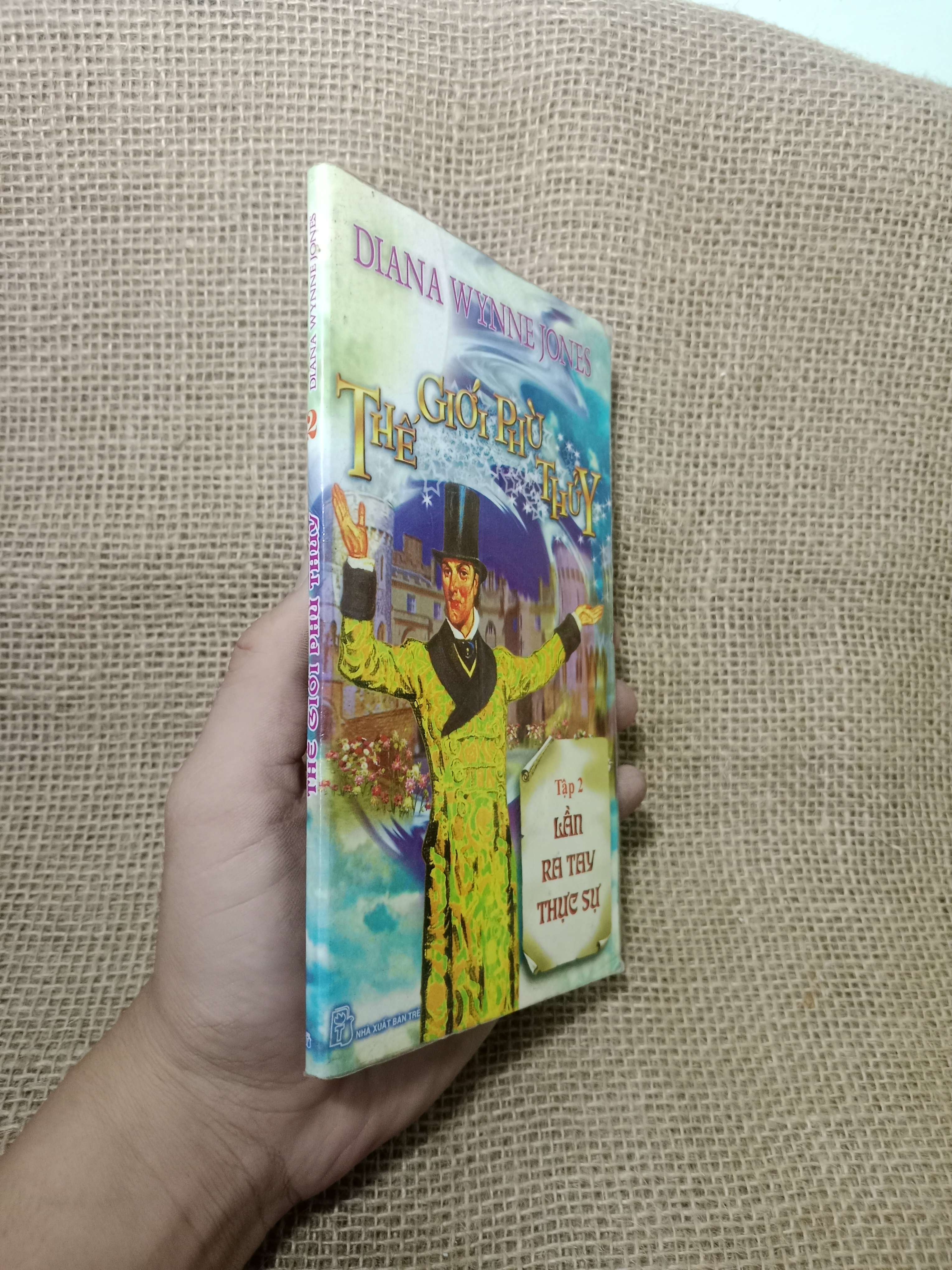 Thế giới phù thủy tập 1 - Diana Wynne Jones 2002 mới 70%, có chữ (Sách văn học) HLSC