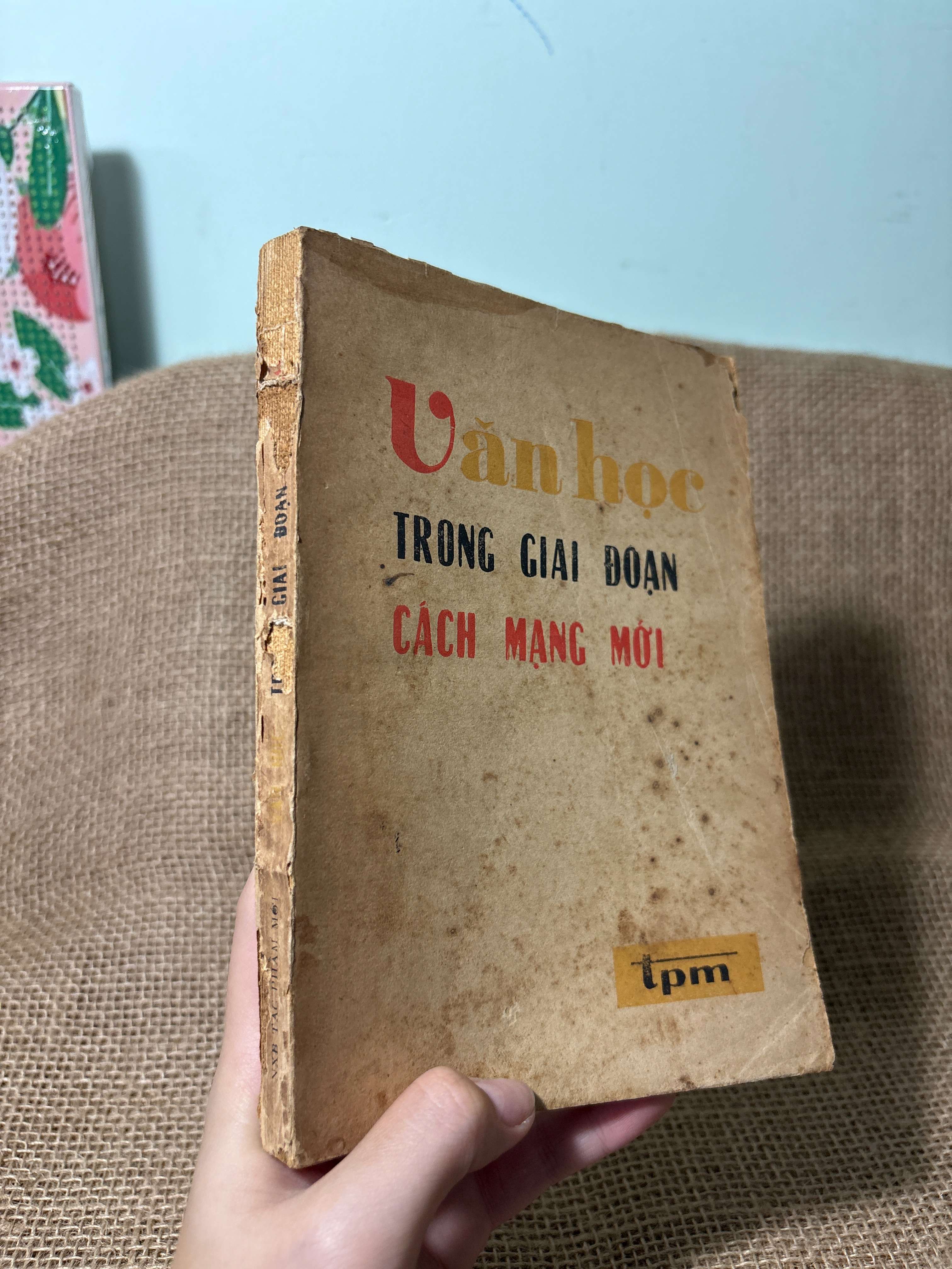 Văn học trong giai đoạn cách mạng mới 1984 mới 70%, tróc gáy, rách bìa () HLSC