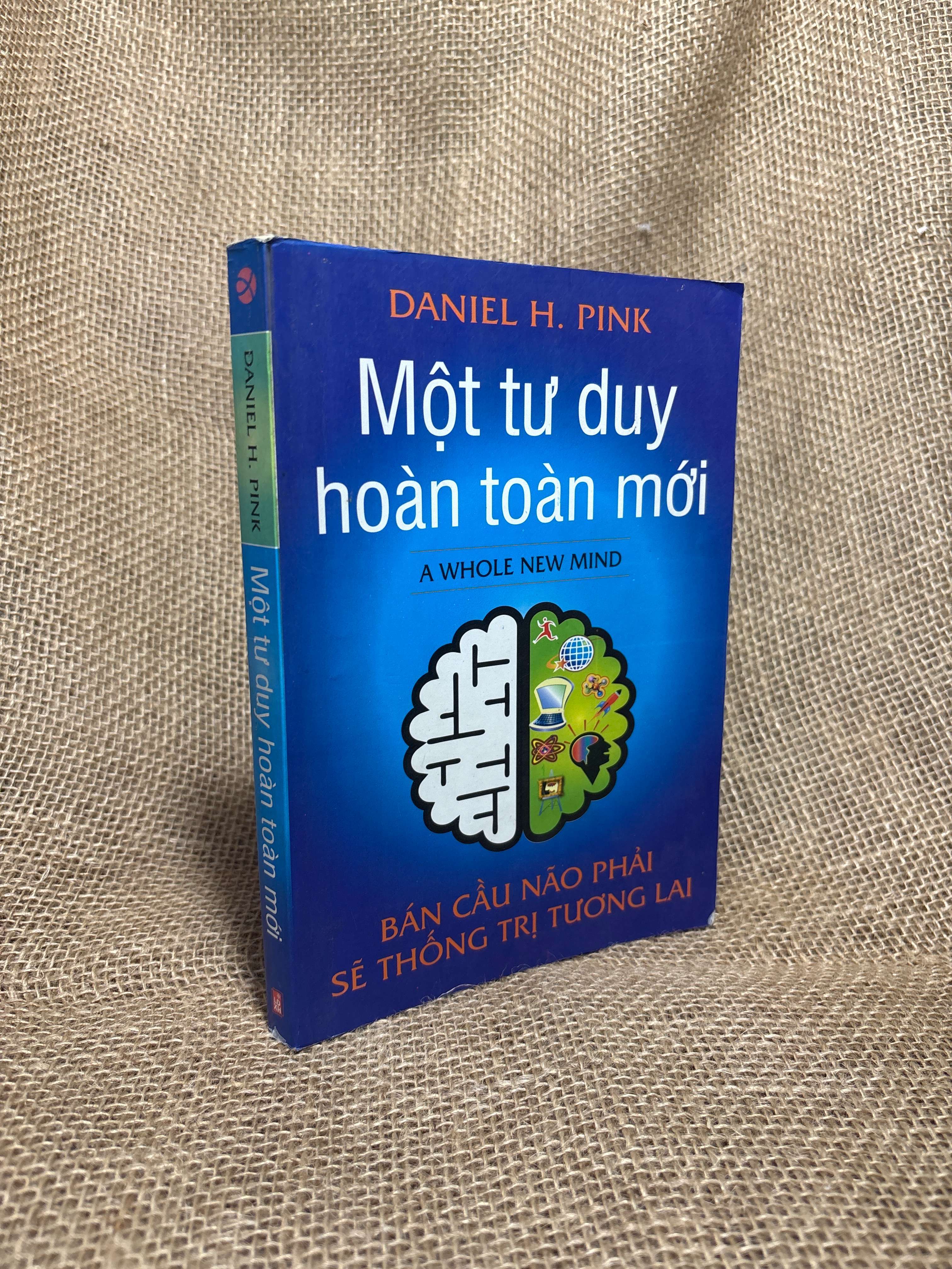 Một tư duy hoàn toàn mới - Daniel H. Pink 2009 mới 70%, có chữ (Sách kỹ năng) HCM