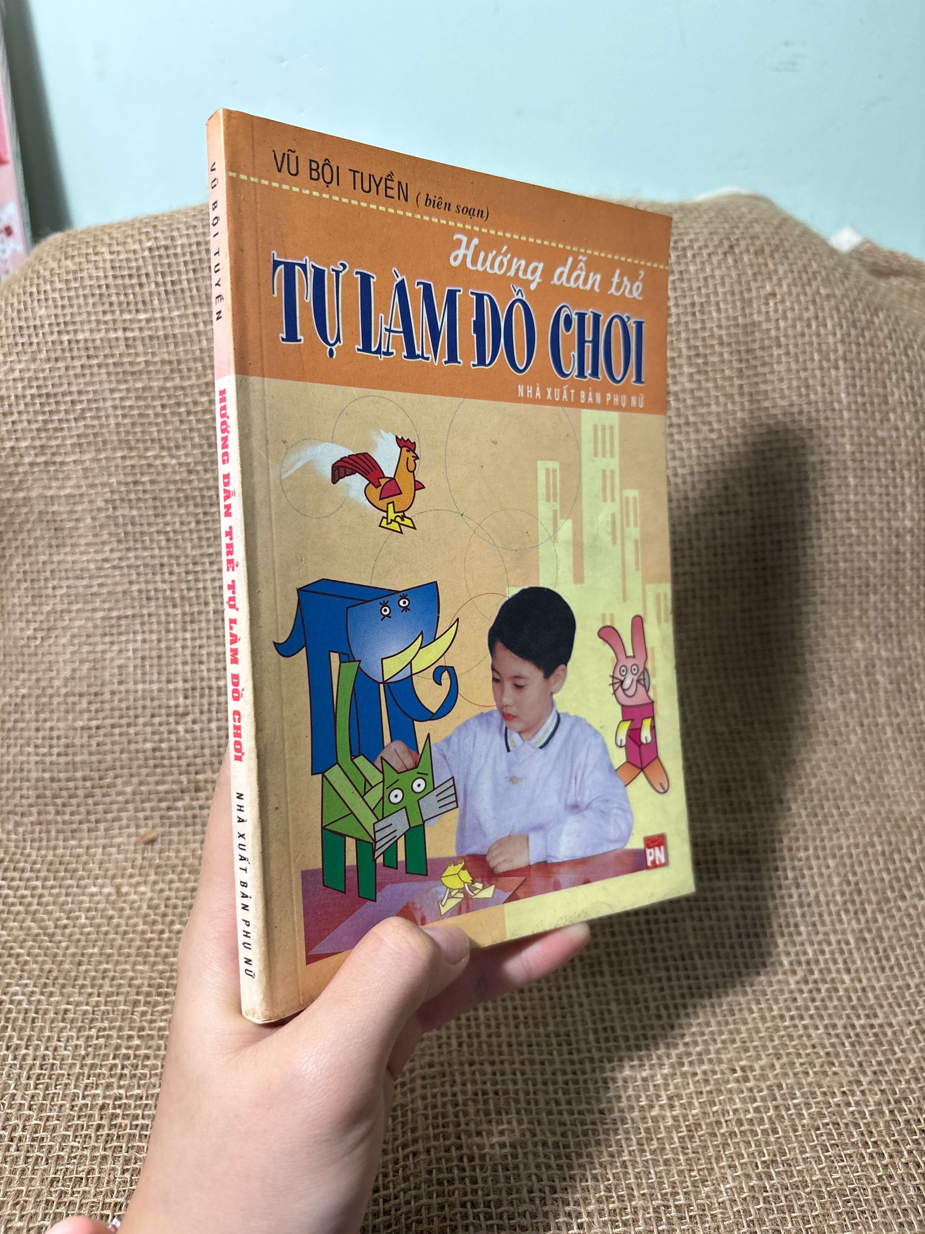 Hướng dẫn trẻ tự làm đồ chơi - Vũ Bội Tuyền 2003 mới 80% (Sách thiếu nhi) HLSC