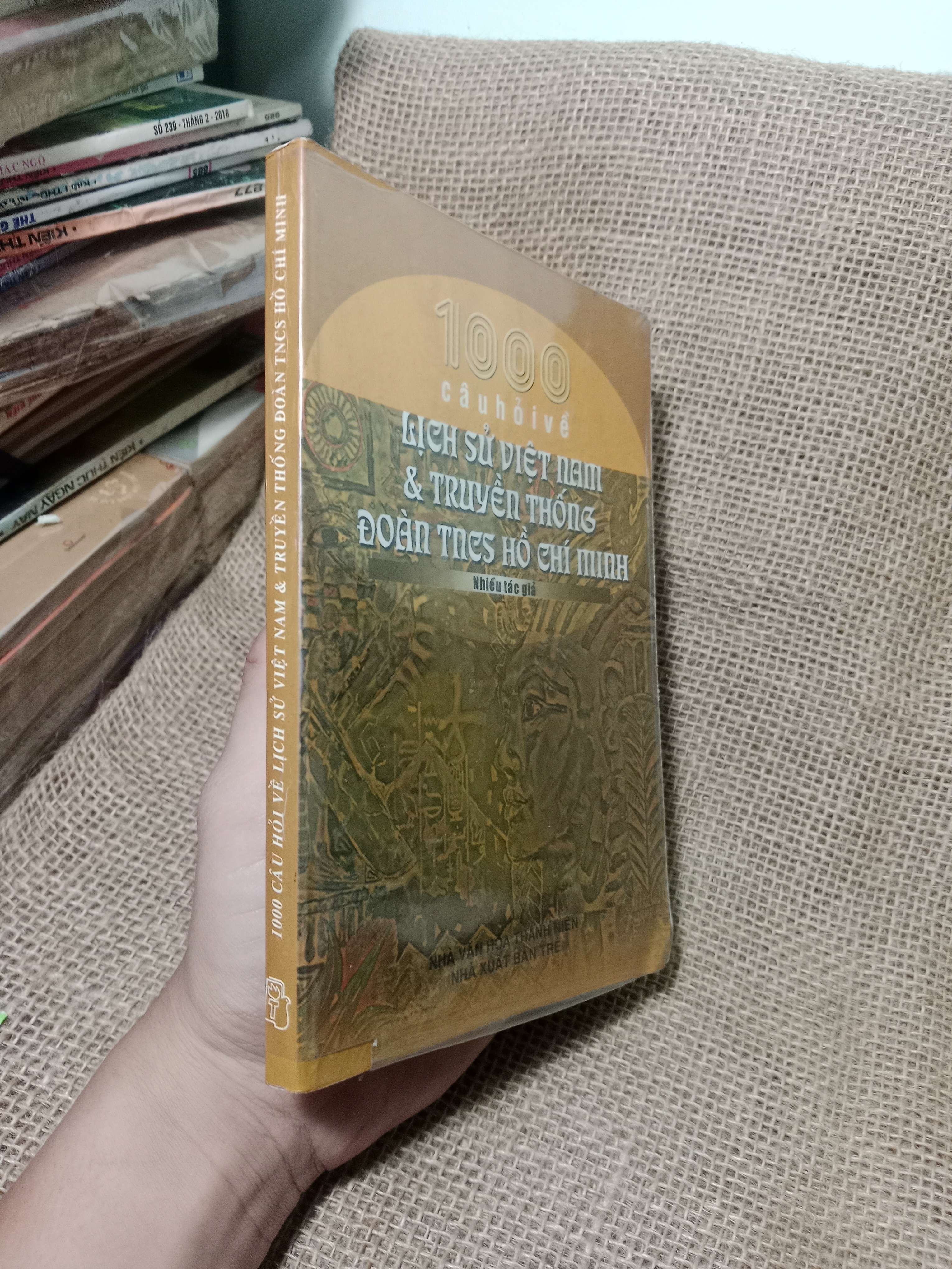 1000 câu hỏi về lịch sử Việt Nam & truyền thống đoàn TNCS Hồ Chí Minh - Nhiều tác giả 2003 mới 70%, có mộc (Sách lịch sử - triết học) HLSC