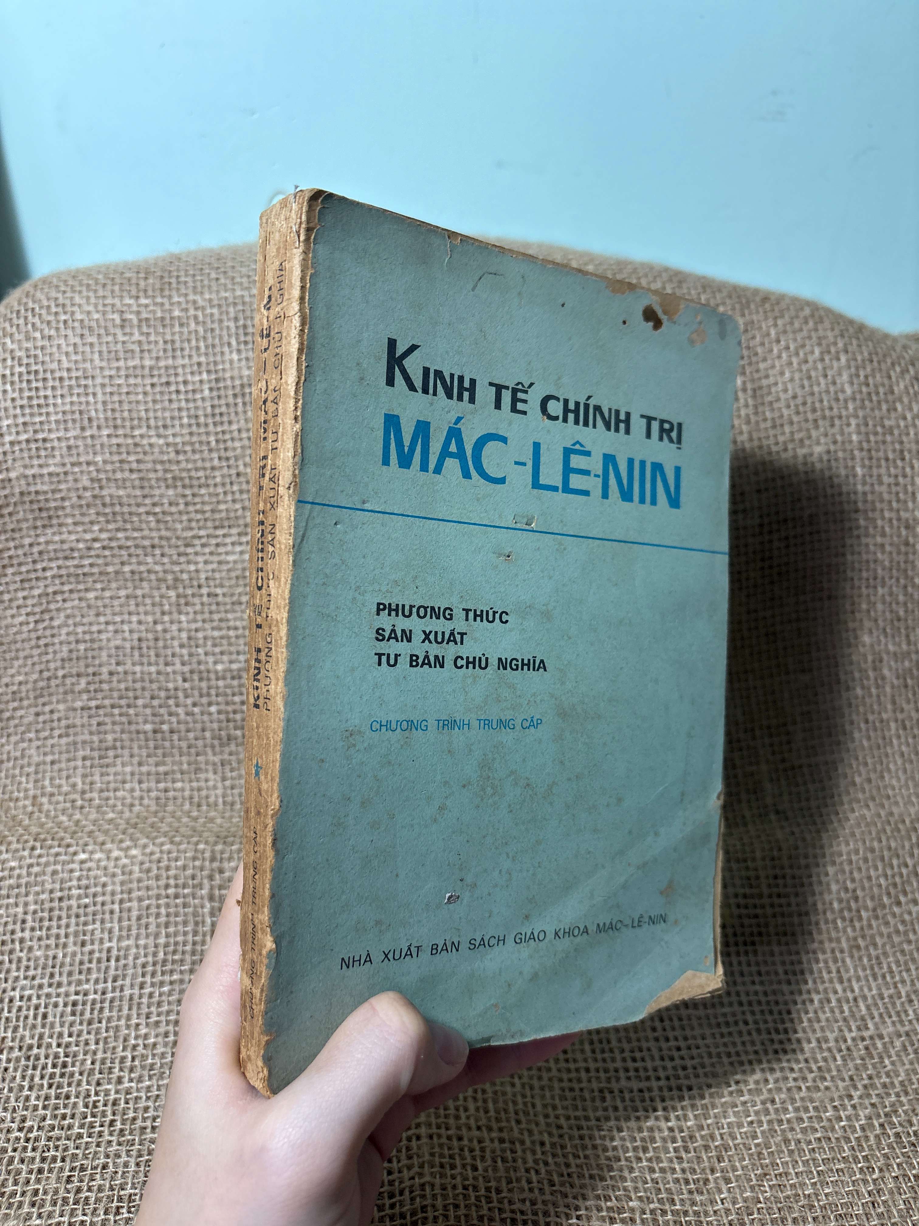 Kinh tế chính trị Mác - Lê-nin 1978 mới 60%, tróc gáy, rách bìa (Sách giáo khoa - giáo trình) HLSC