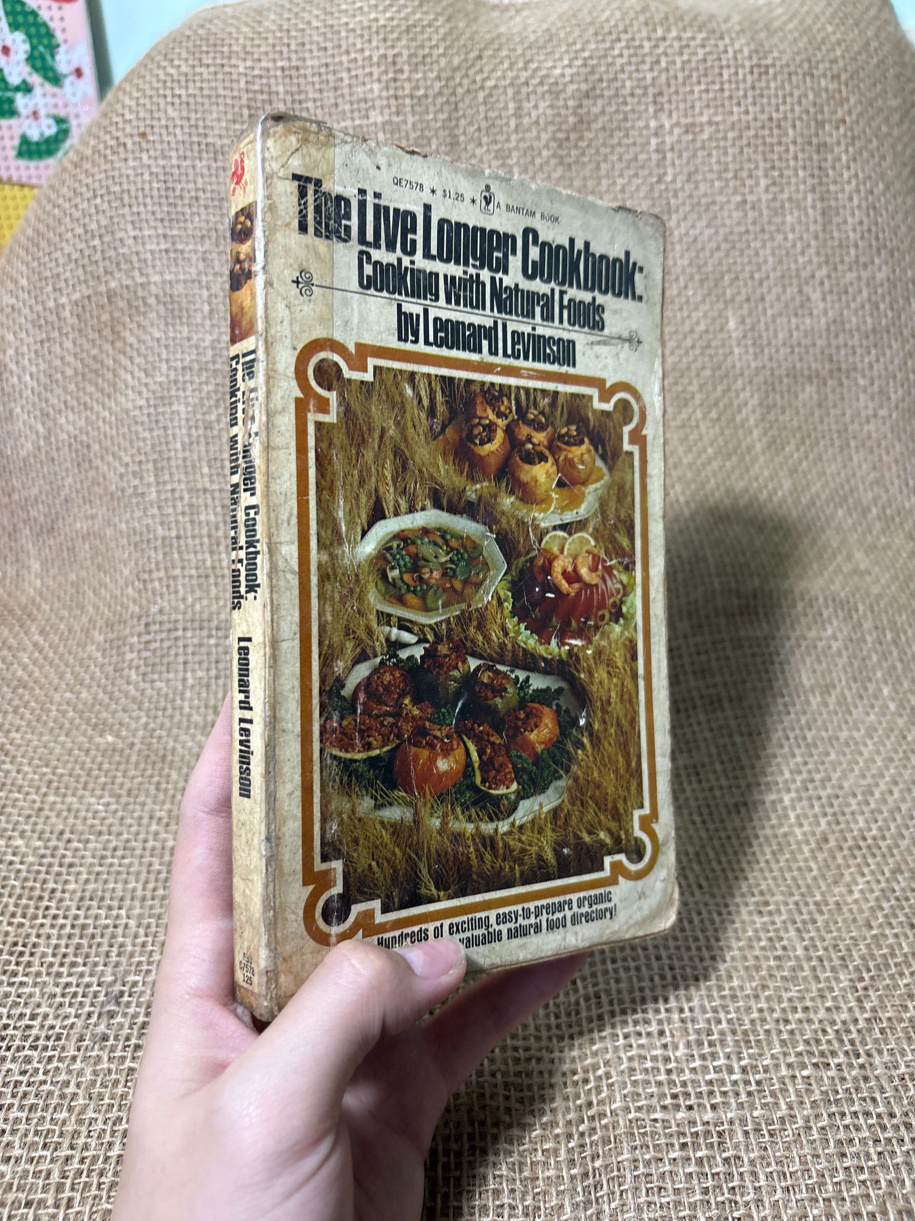 The live longer cookbook cooking with natural foods - Leonard Levinson mới 70%, tróc gáy (Sách ngoại) HLSC