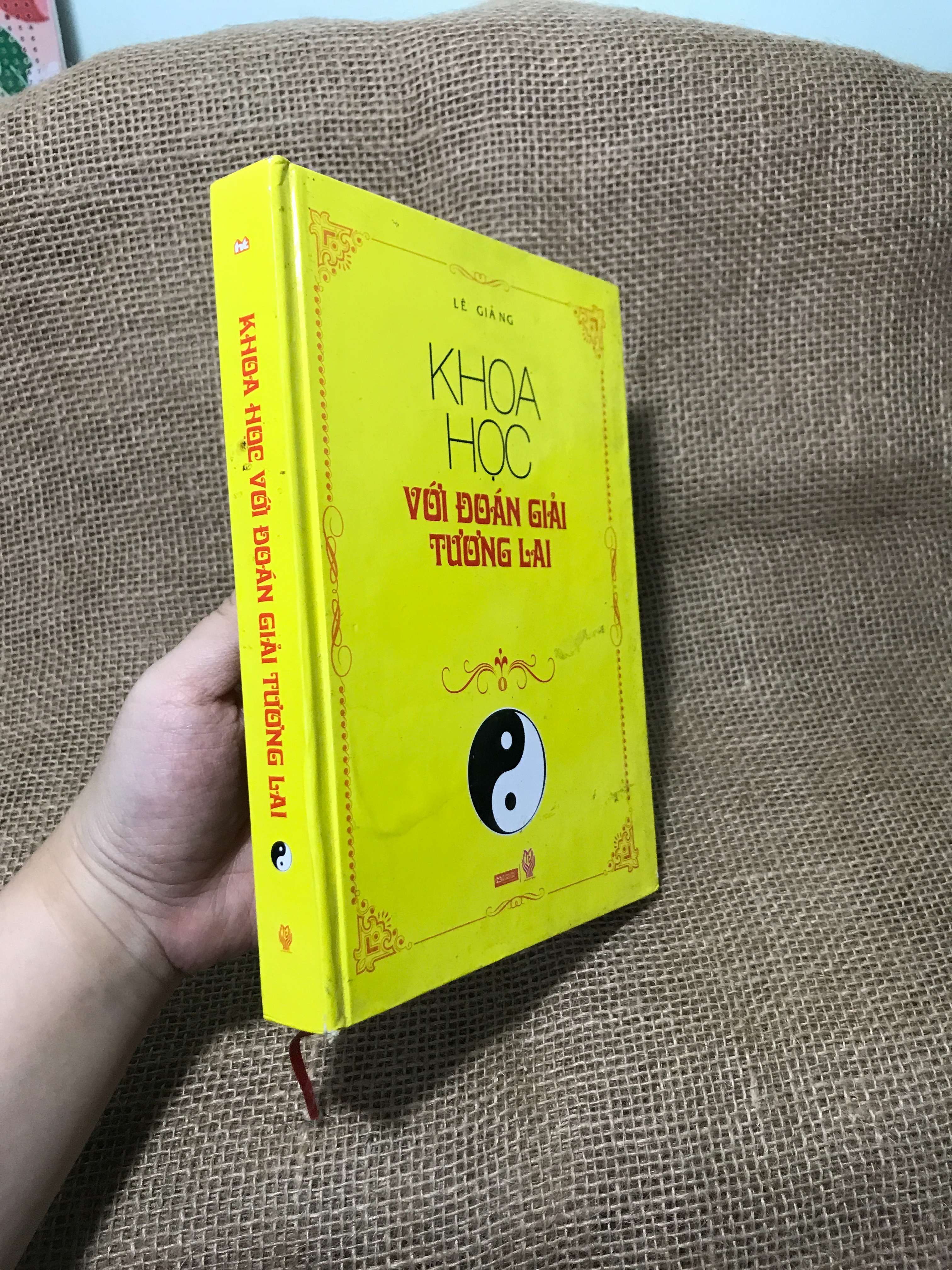 Khoa học với đoán giải tương lai - Lê Giảng 2011 bìa cứng mới 70%, bị vẽ (Sách tôn giáo - tâm linh) HCM