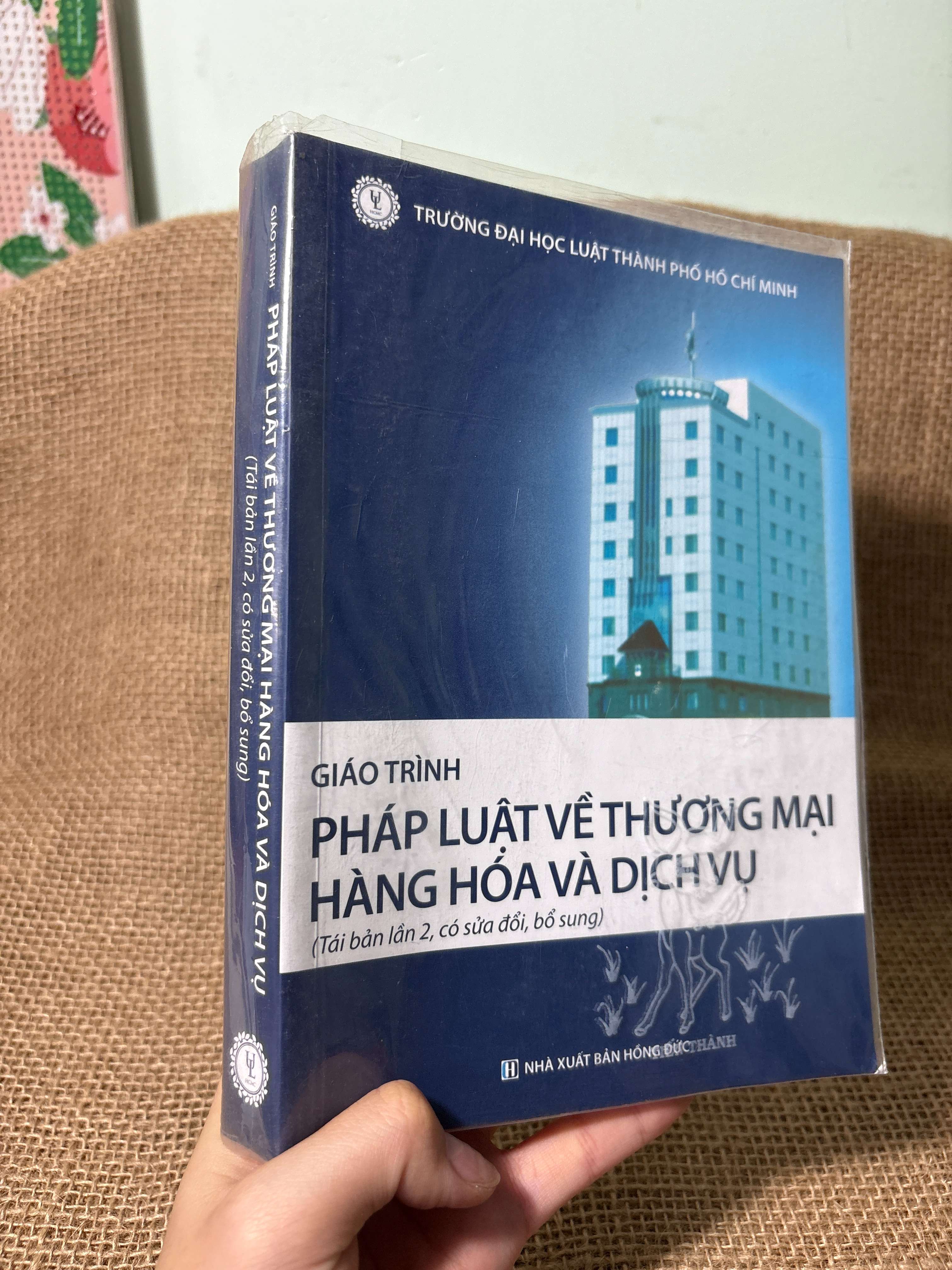 Giáo trình pháp luật về thương mại hàng hóa và dịch vụ (tái bản lần 2, có sửa đổi, bổ sung) 2023 mới 80% (Giáo trình đại học - cao đẳng) HLSC