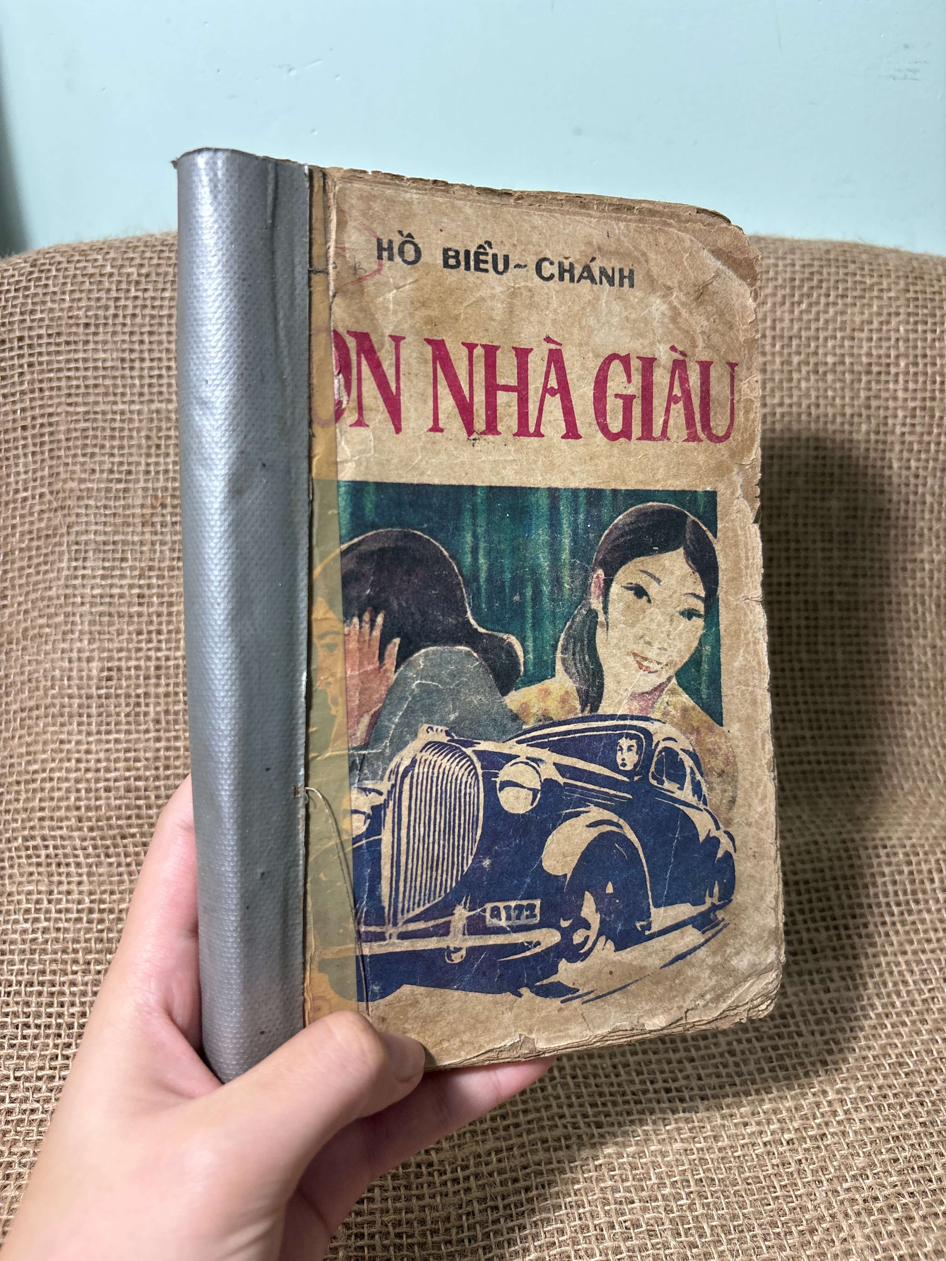 Con nhà giàu - Hồ Biểu Chánh 1988 mới 60%, có mộc, rách trang, có chữ (Sách văn học) HLSC