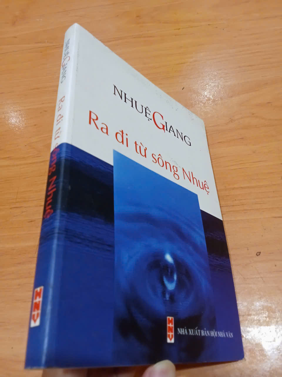 Ra đi từ sông Nhuệ - Nhuệ Giang 2013 mới 80% (Sách văn học) HCM (MVB)