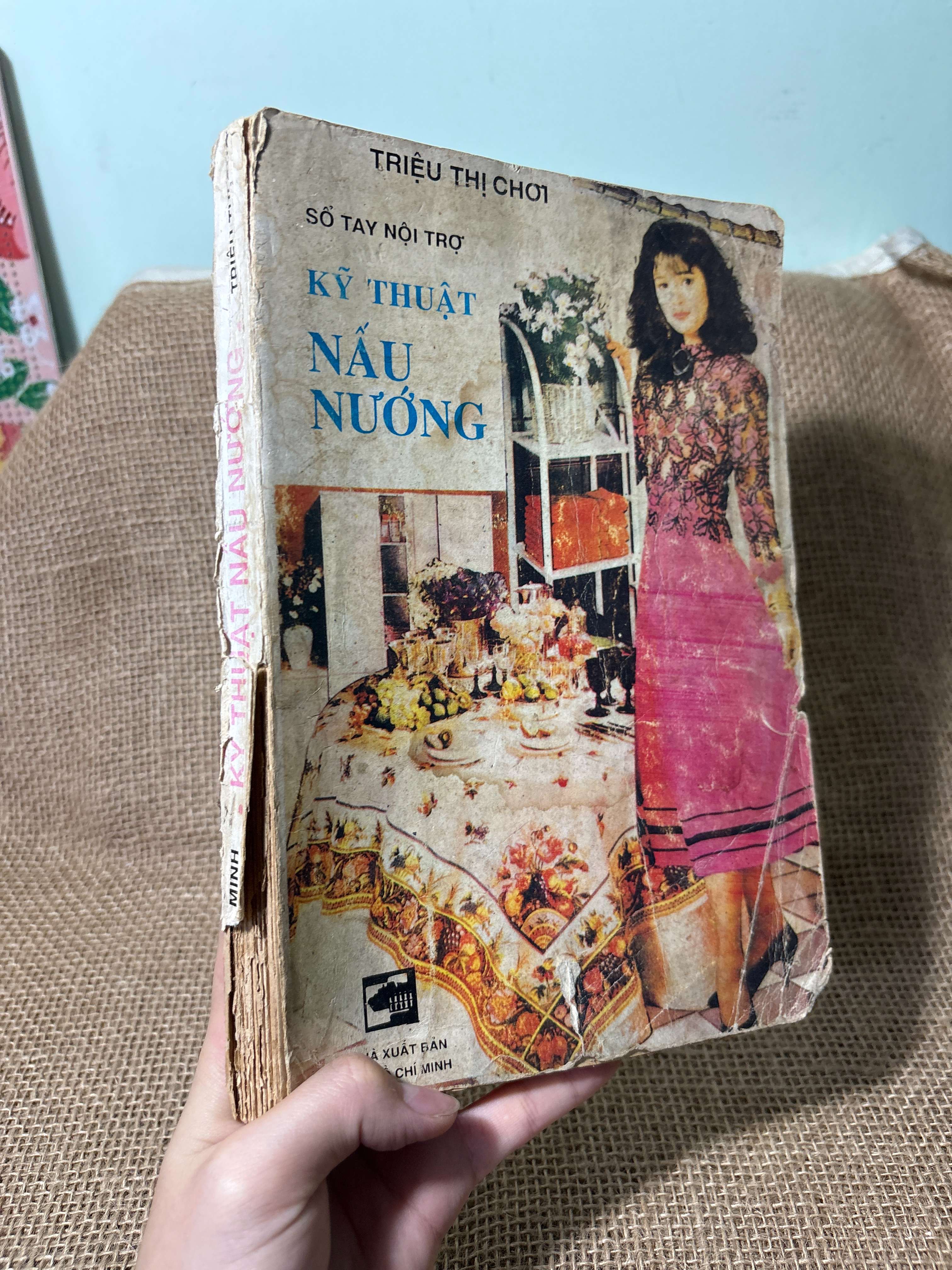Sổ tay nội trợ Kỹ thuật nấu nướng - Triệu Thị Chơi 1993 mới 70%, có vệt nước, tróc gáy (Sách kiến thức tổng hợp) HLSC
