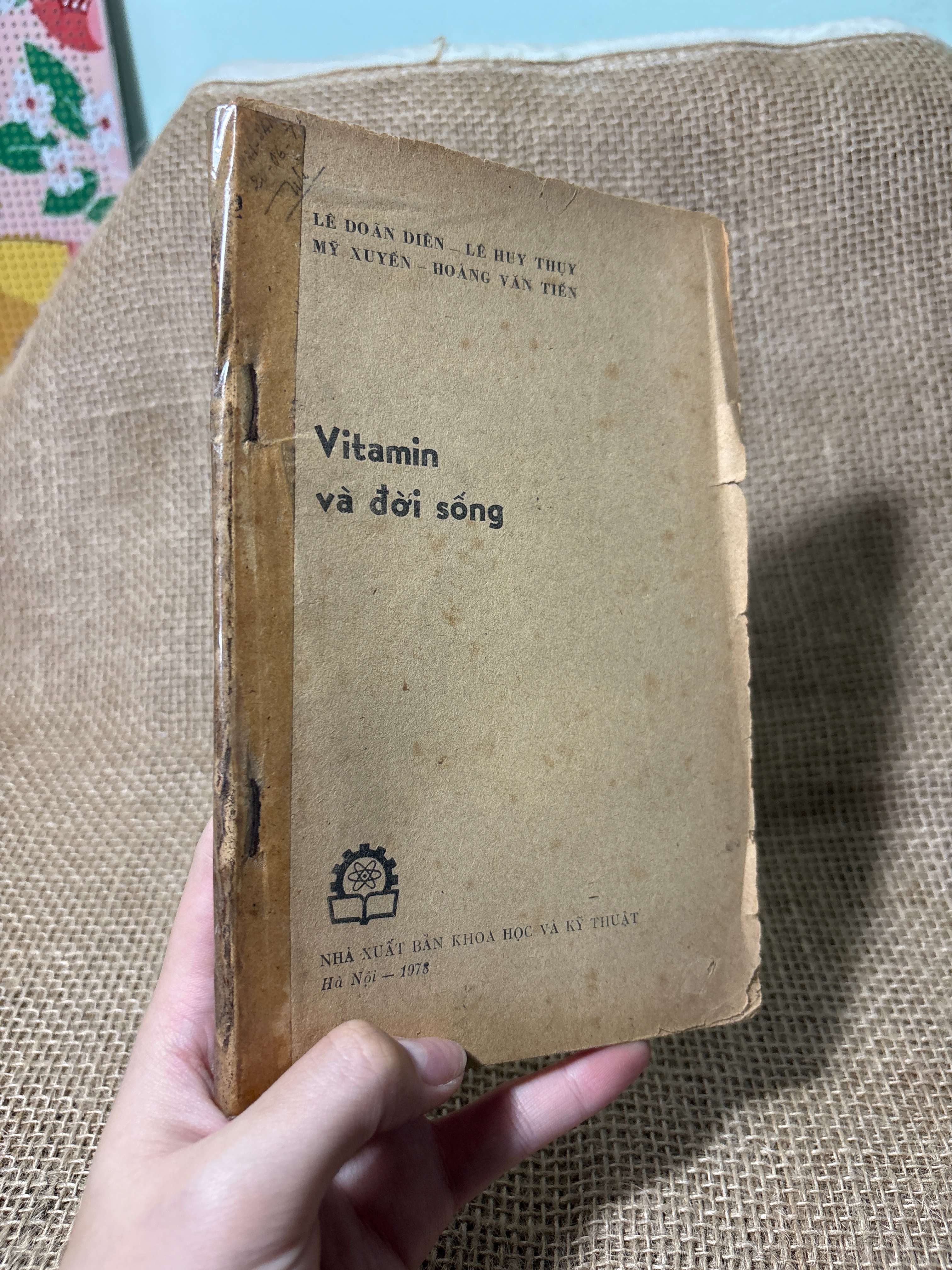 Vitamin và đời sống 1978 mới 70%, tróc gáy (Sách Y học - Sức khỏe - Thể thao) HLSC