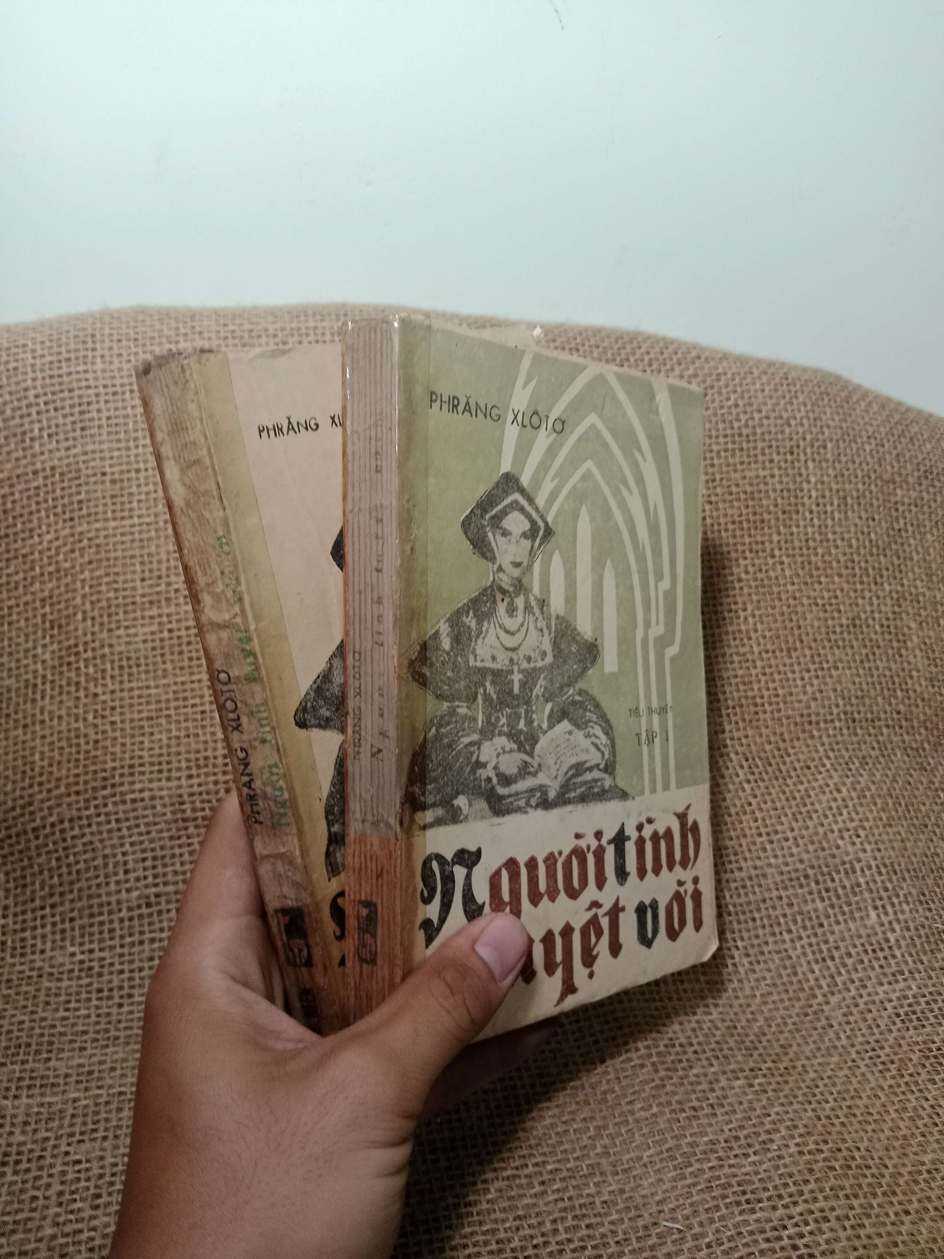 2 cuốn người tình tuyệt vời - Phrang Xloto 1986 mới 70%, tróc gáy (Sách văn học) HLSC