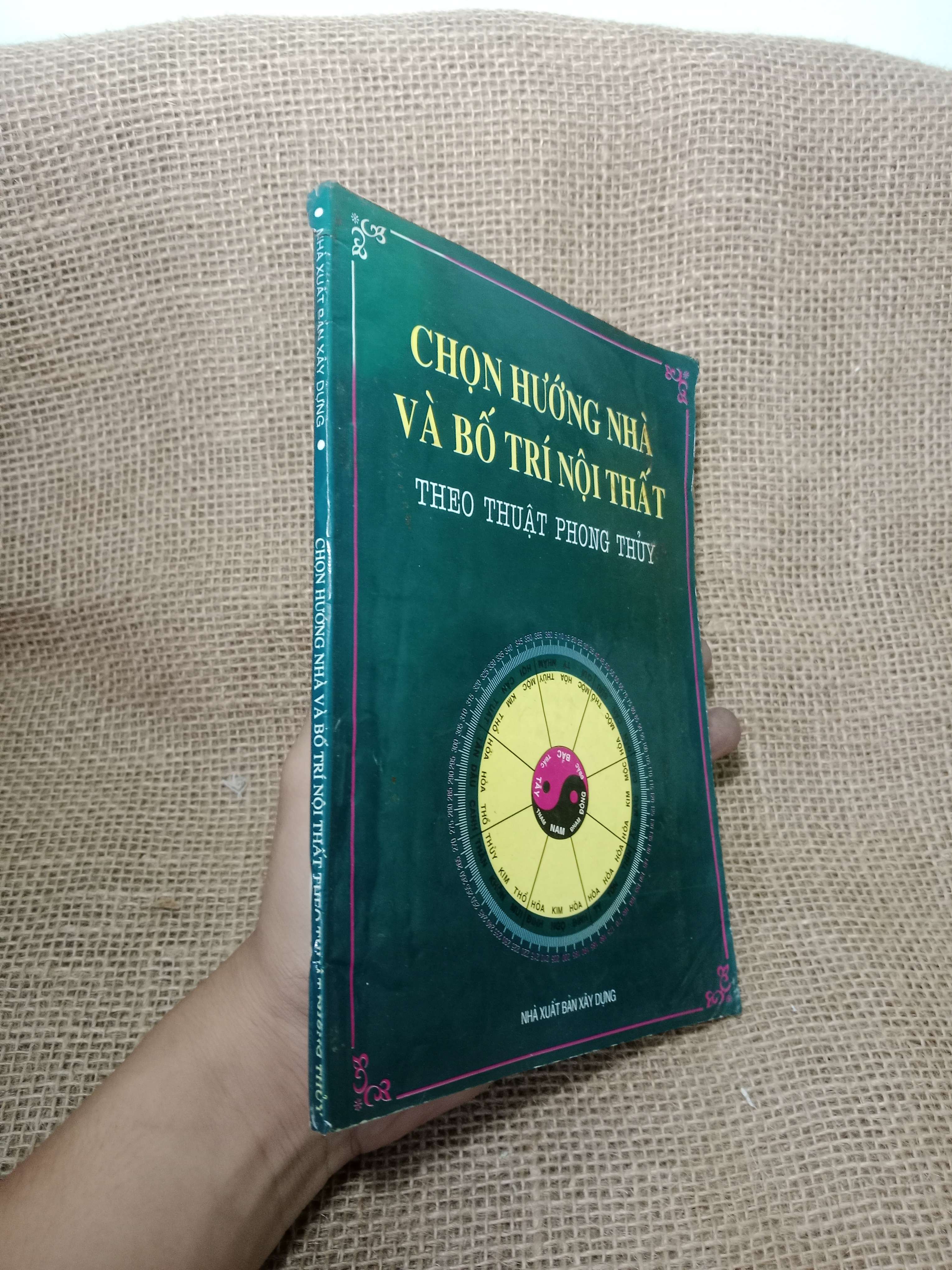 Chọn hướng nhà và bố trí nội thất theo thuật phong thủy 1996 mới 70%, có vệt nước, bị ẩm (Sách tôn giáo - tâm linh) HLSC