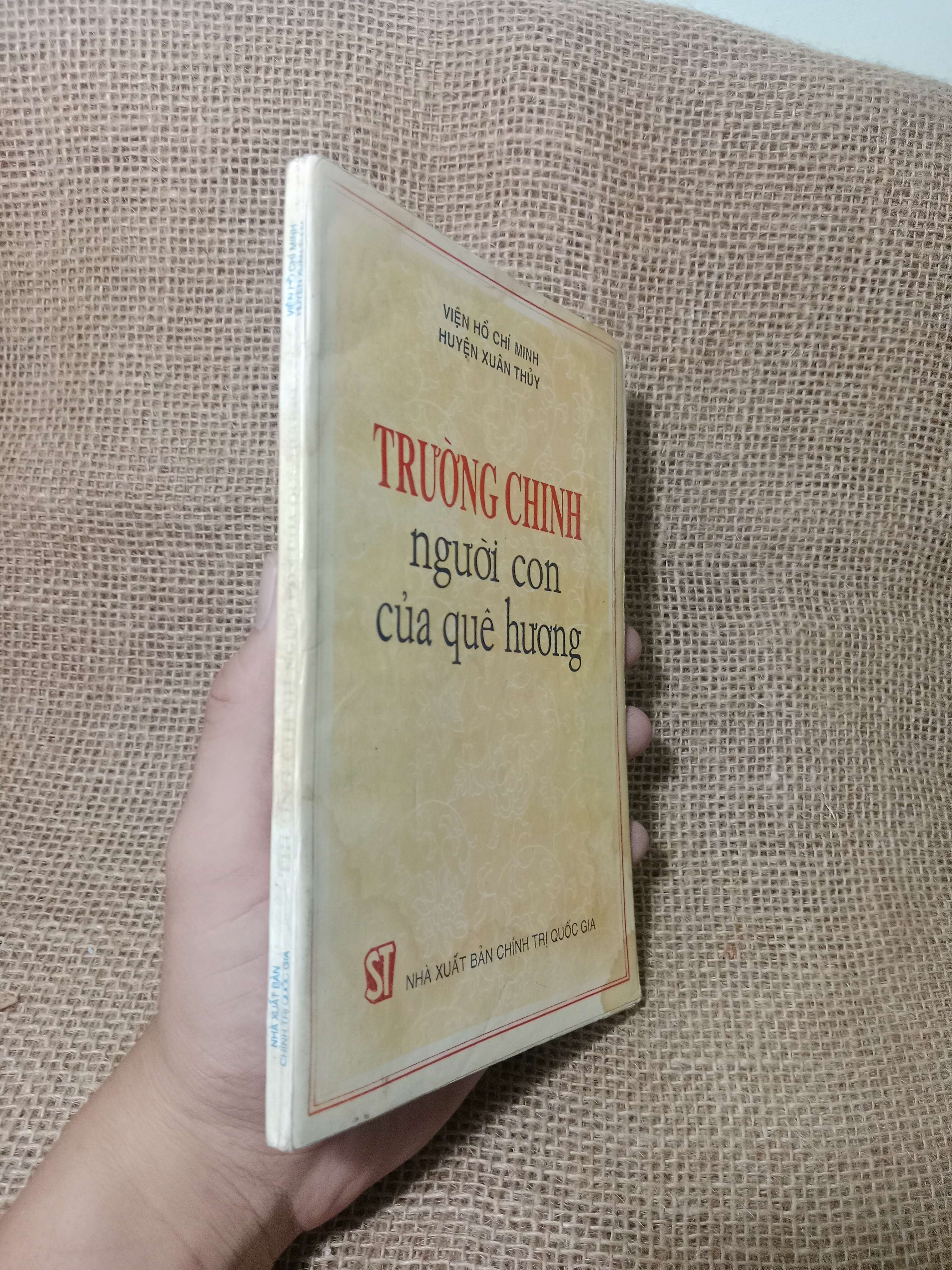 Trường Chinh người con của quê hương 1993 mới 70%, có chữ, có vệt nước (Sách lịch sử - triết học) HLSC