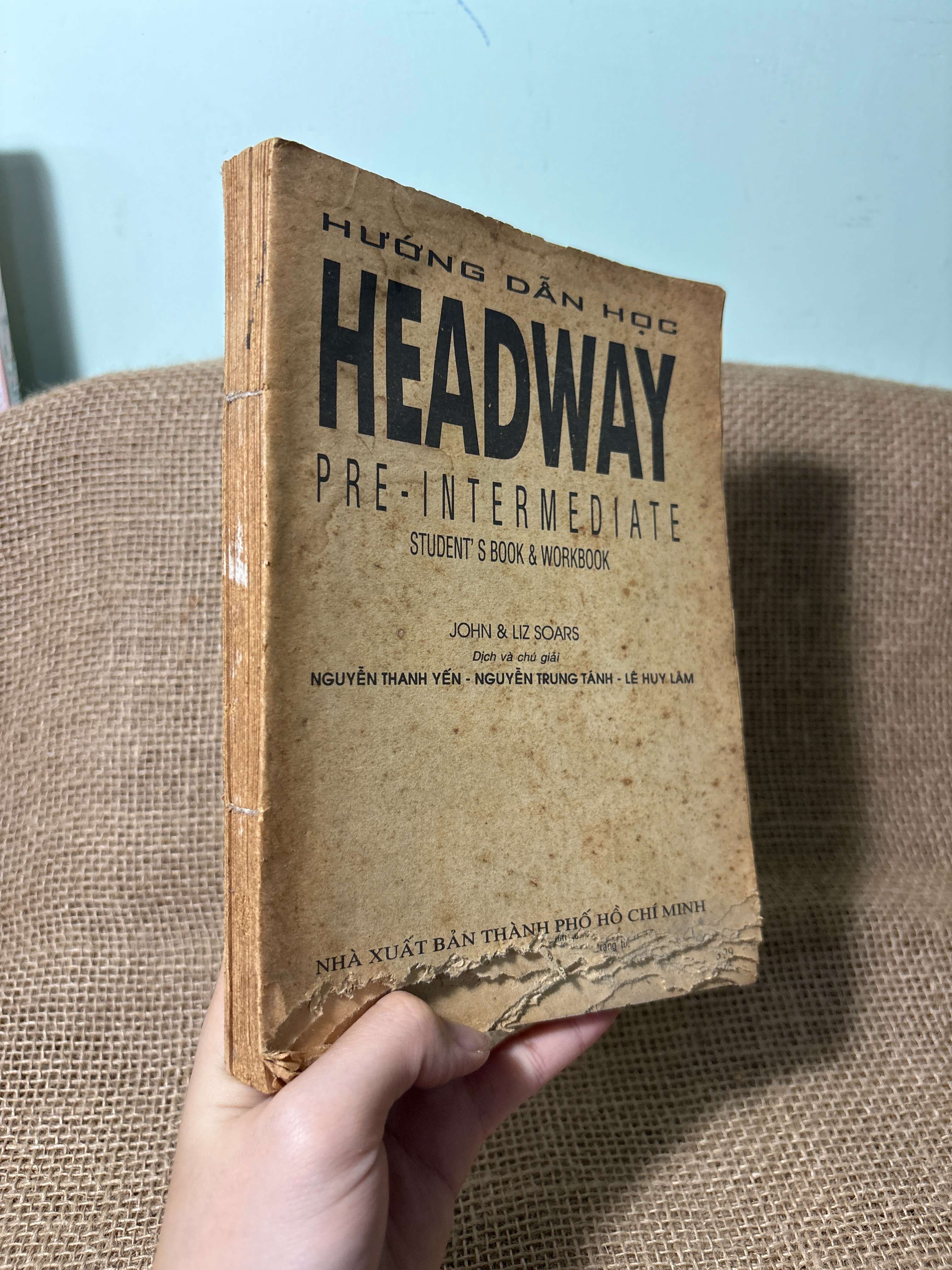 Hướng dẫn học headway pre-intermediate - John, Liz Soars 1997 mới 70%, bị mọt (Sách giáo khoa - giáo trình) HLSC