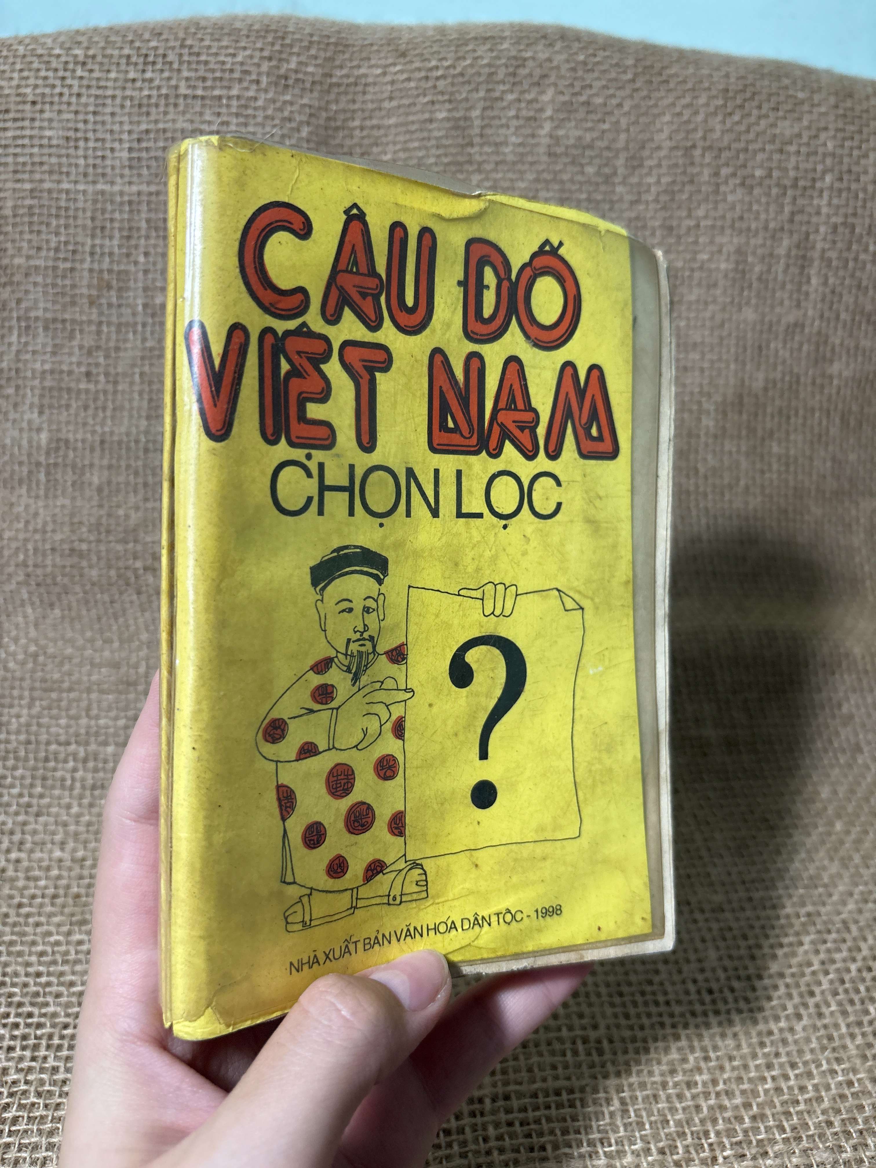 Câu đố Việt Nam chọn lọc 1998 mới 70%, có vệt nước, bị ẩm (Sách kiến thức tổng hợp) HLSC