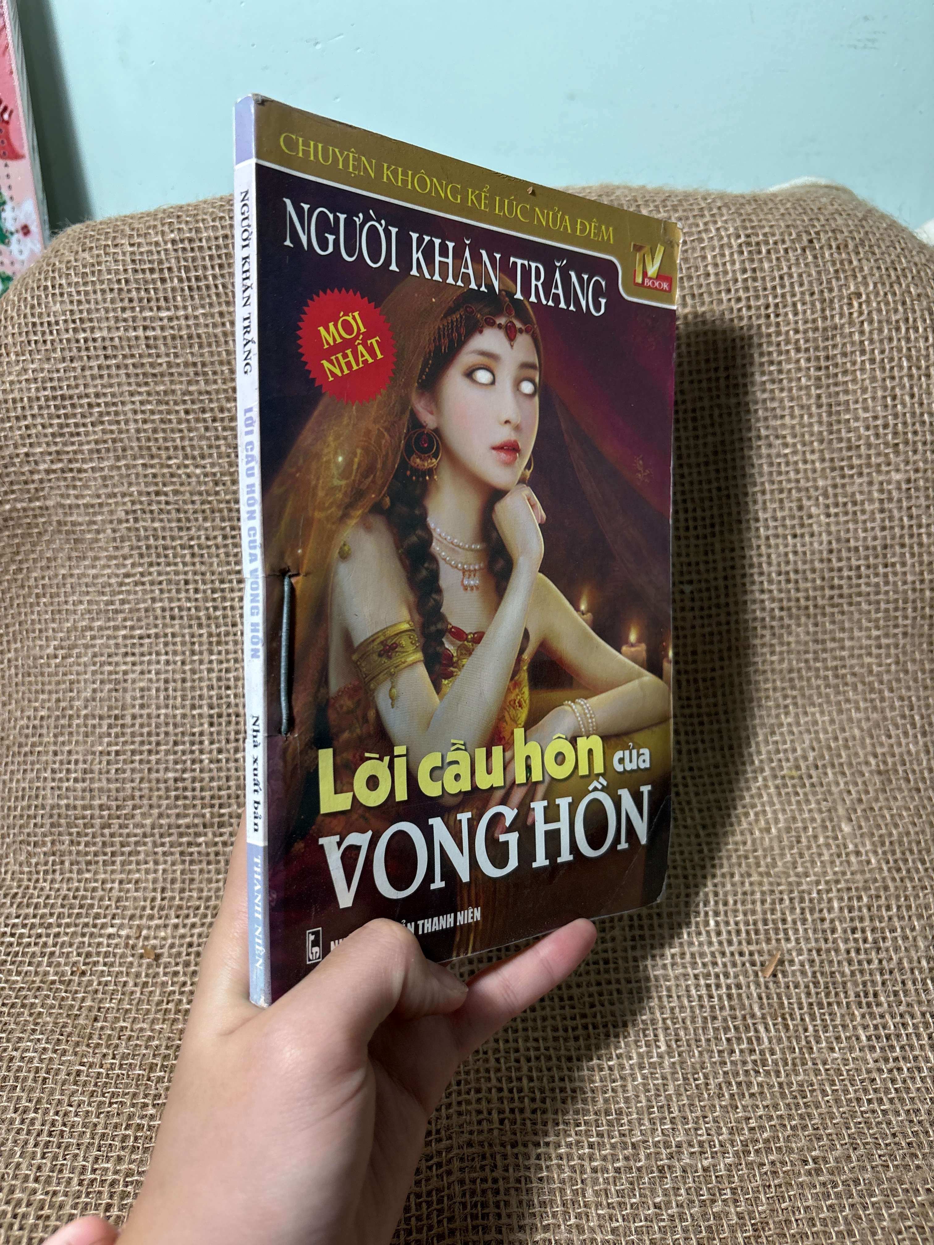 Người khăn trắng - Lời cầu hôn của vong hồn 2012 mới 80% (Sách văn học) HLSC